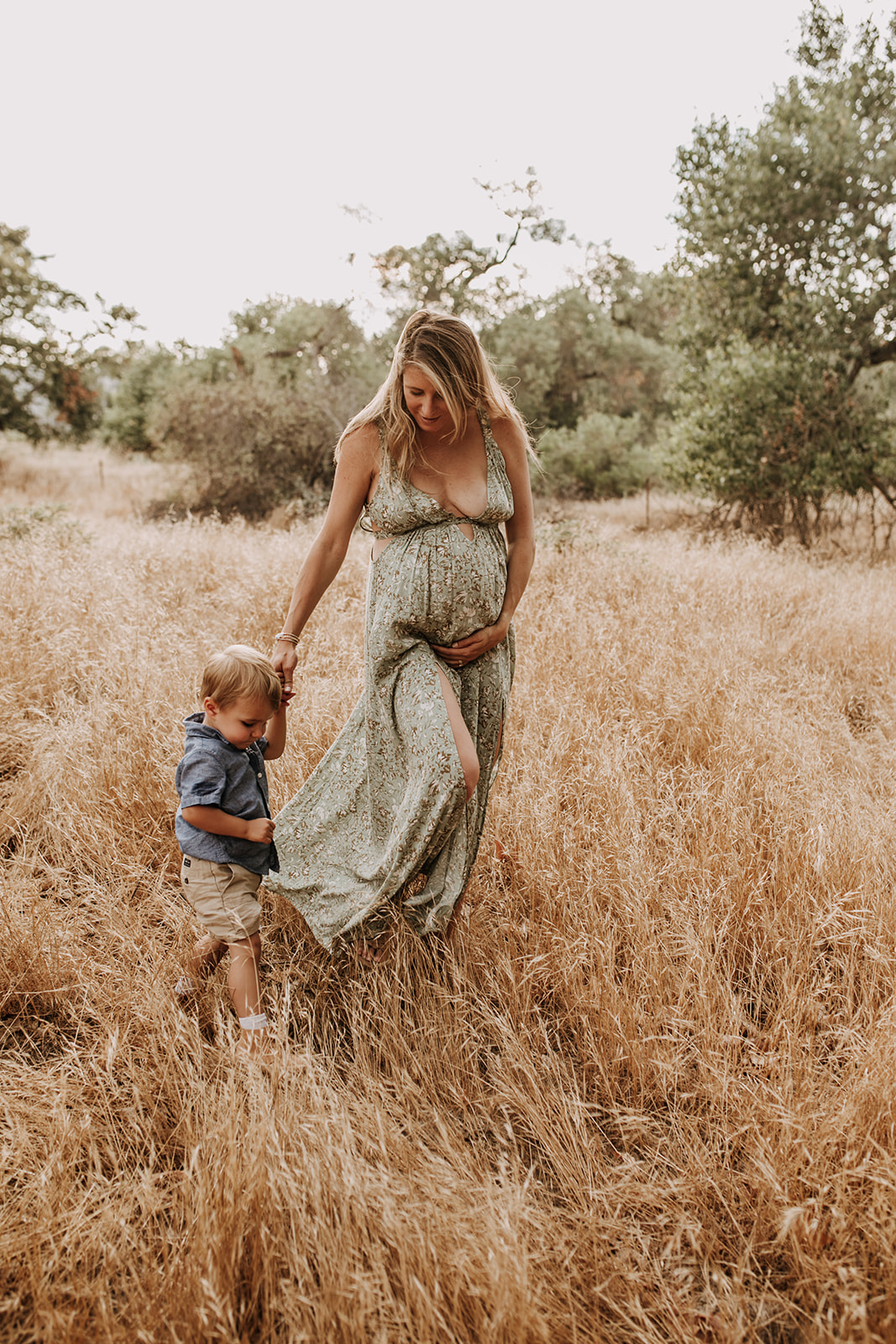 warm outdoor family photos family photoshoot inspiration maternity fashion maternity photos outdoor San Diego family photographer San Diego maternity photographer Sabrina Kinsella