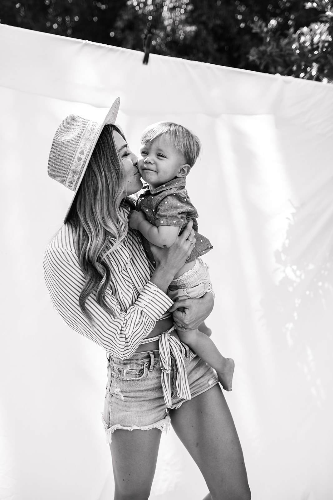 backyard mini photoshoot family photos black and white mommy and me mom of boys family photo inspiration San Diego family photographer Sabrina Kinsella sabrinalynnphoto