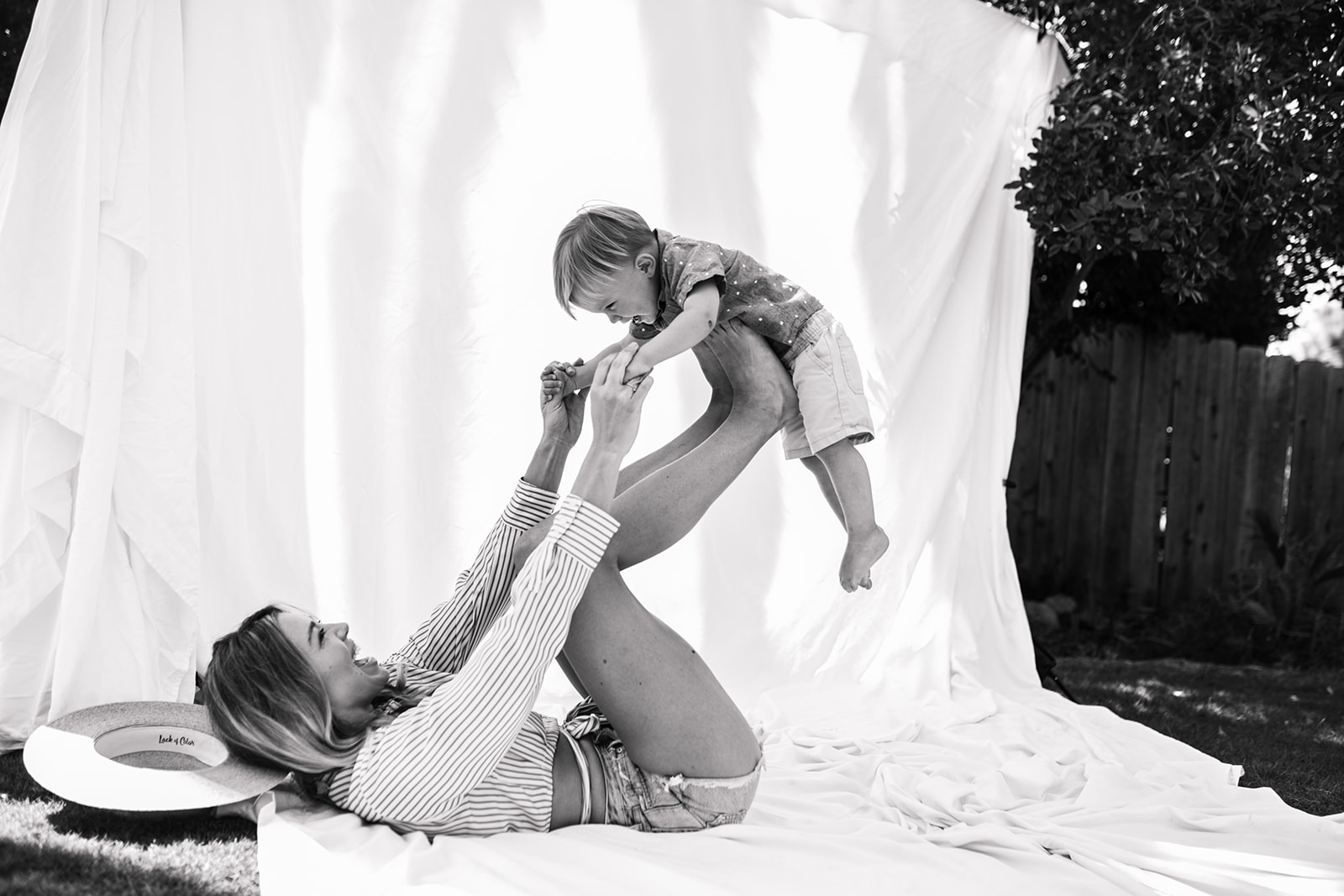 backyard mini photoshoot family photos black and white mommy and me mom of boys family photo inspiration San Diego family photographer Sabrina Kinsella sabrinalynnphoto