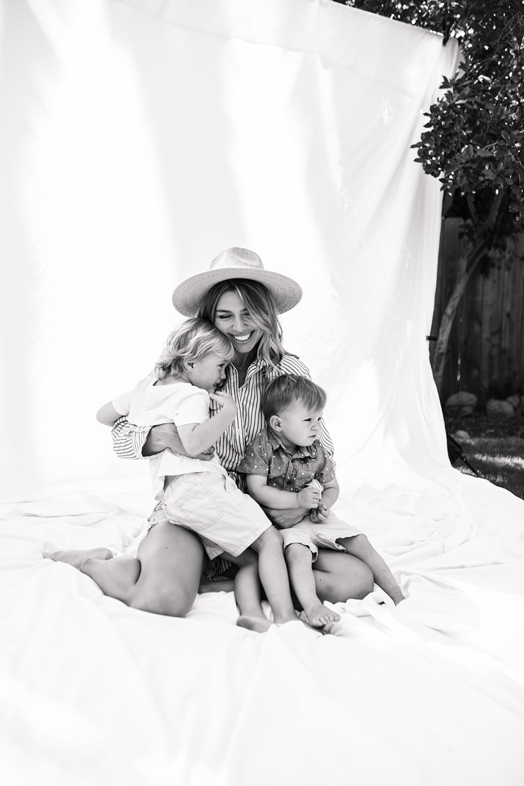 backyard mini photoshoot family photos black and white mommy and me mom of boys family photo inspiration San Diego family photographer Sabrina Kinsella sabrinalynnphoto