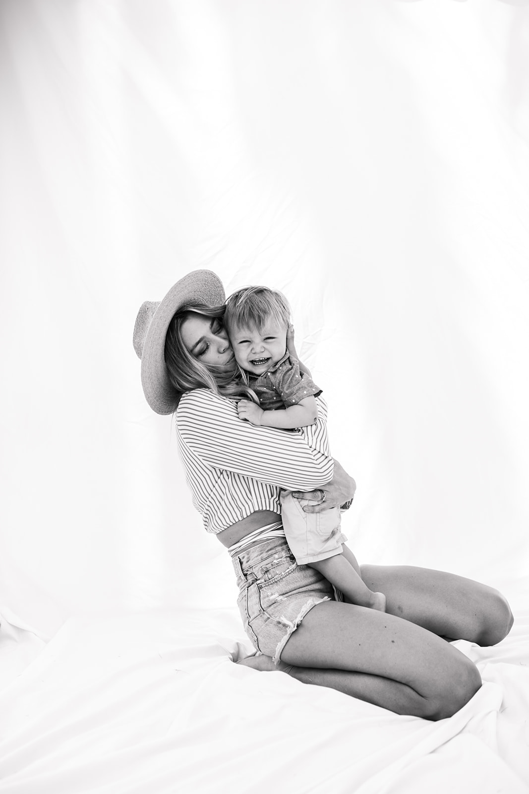 backyard mini photoshoot family photos black and white mommy and me mom of boys family photo inspiration San Diego family photographer Sabrina Kinsella sabrinalynnphoto