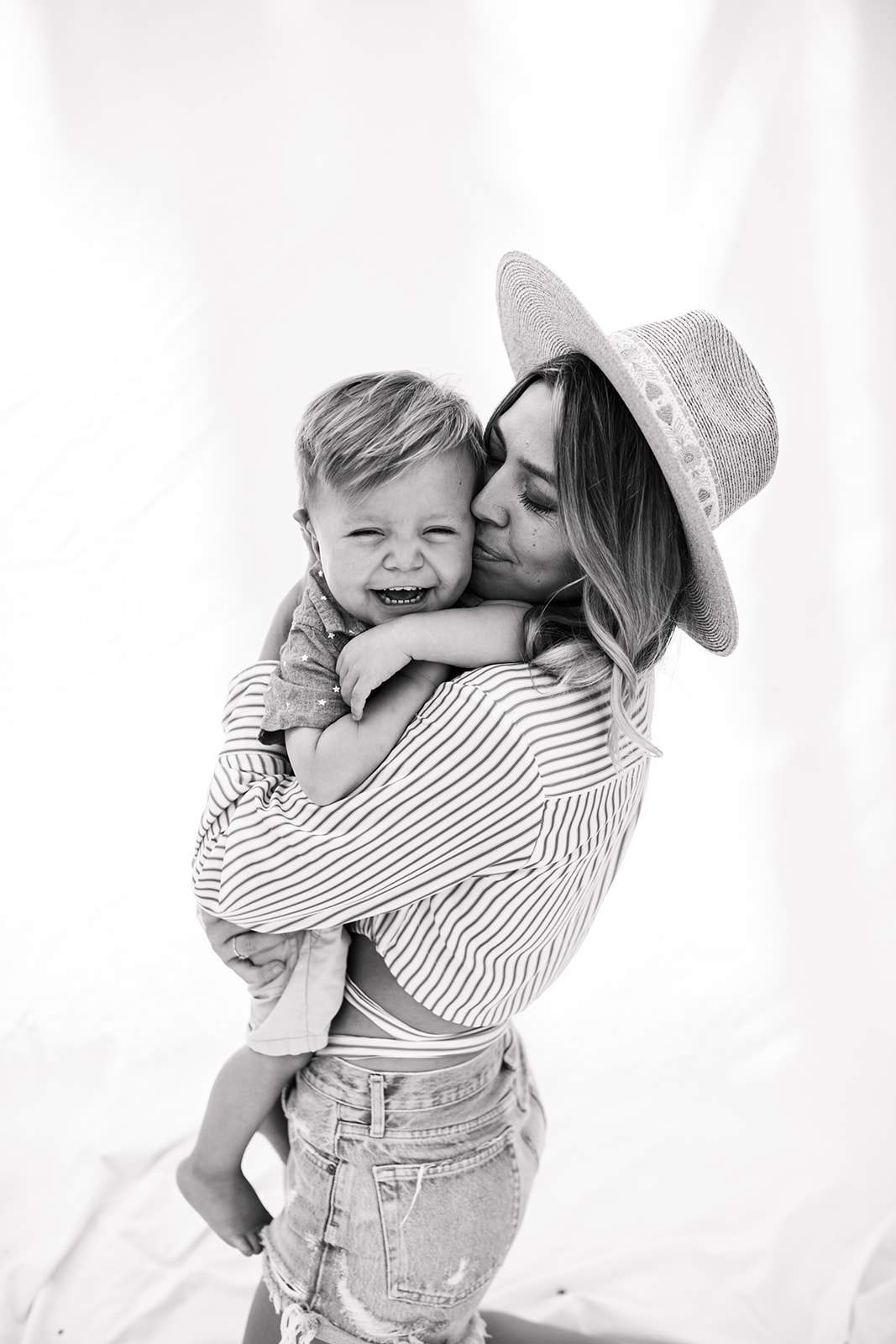 backyard mini photoshoot family photos black and white mommy and me mom of boys family photo inspiration San Diego family photographer Sabrina Kinsella sabrinalynnphoto