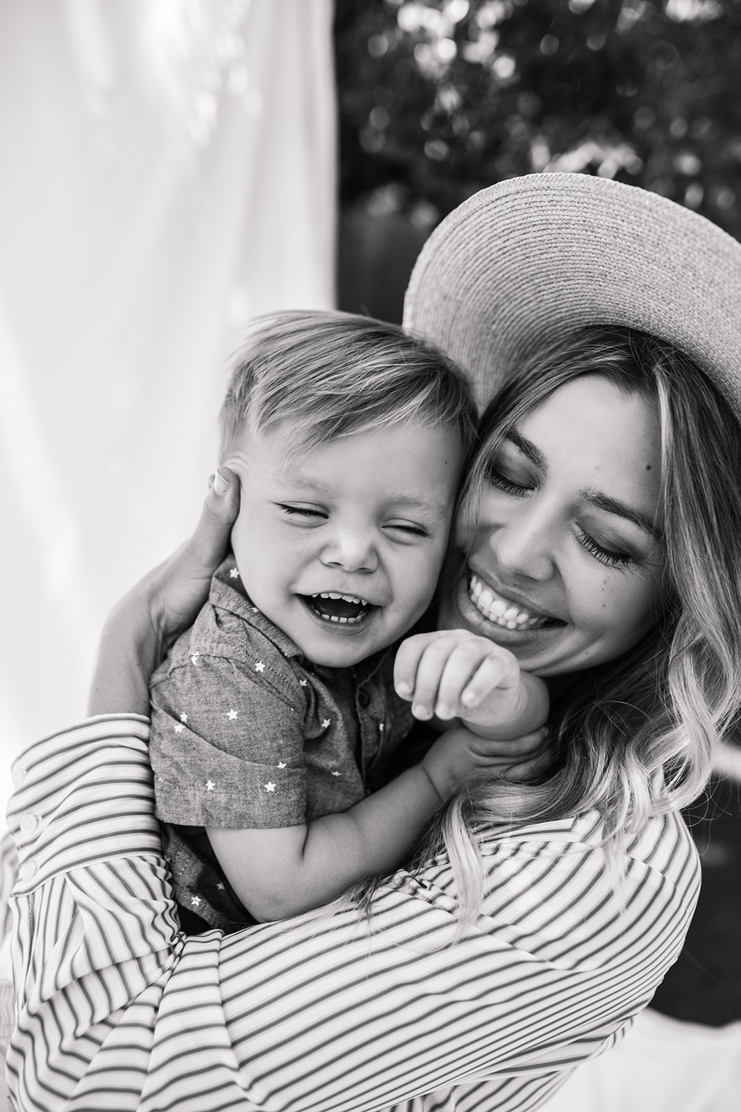 backyard mini photoshoot family photos black and white mommy and me mom of boys family photo inspiration San Diego family photographer Sabrina Kinsella sabrinalynnphoto