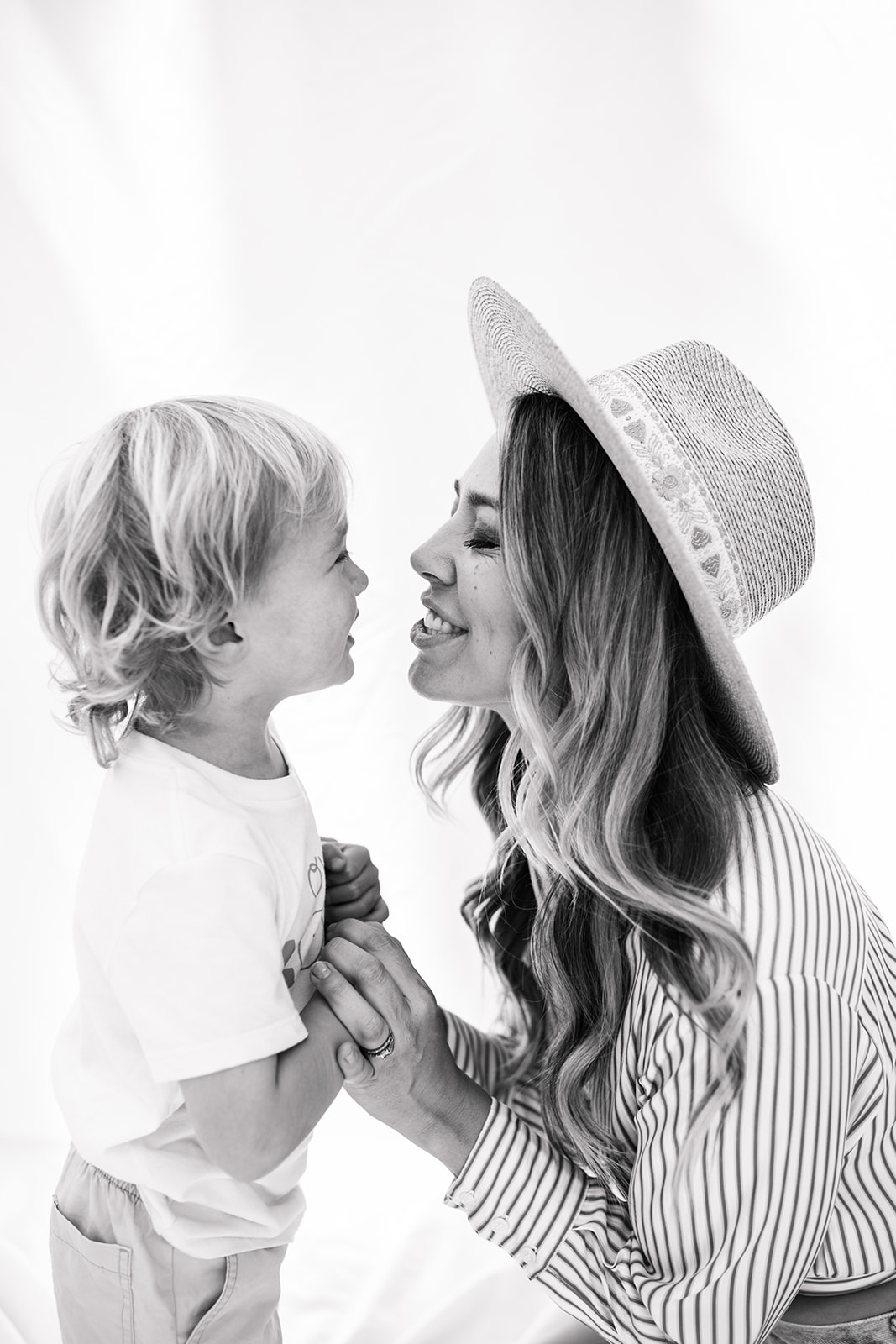 backyard mini photoshoot family photos black and white mommy and me mom of boys family photo inspiration San Diego family photographer Sabrina Kinsella sabrinalynnphoto