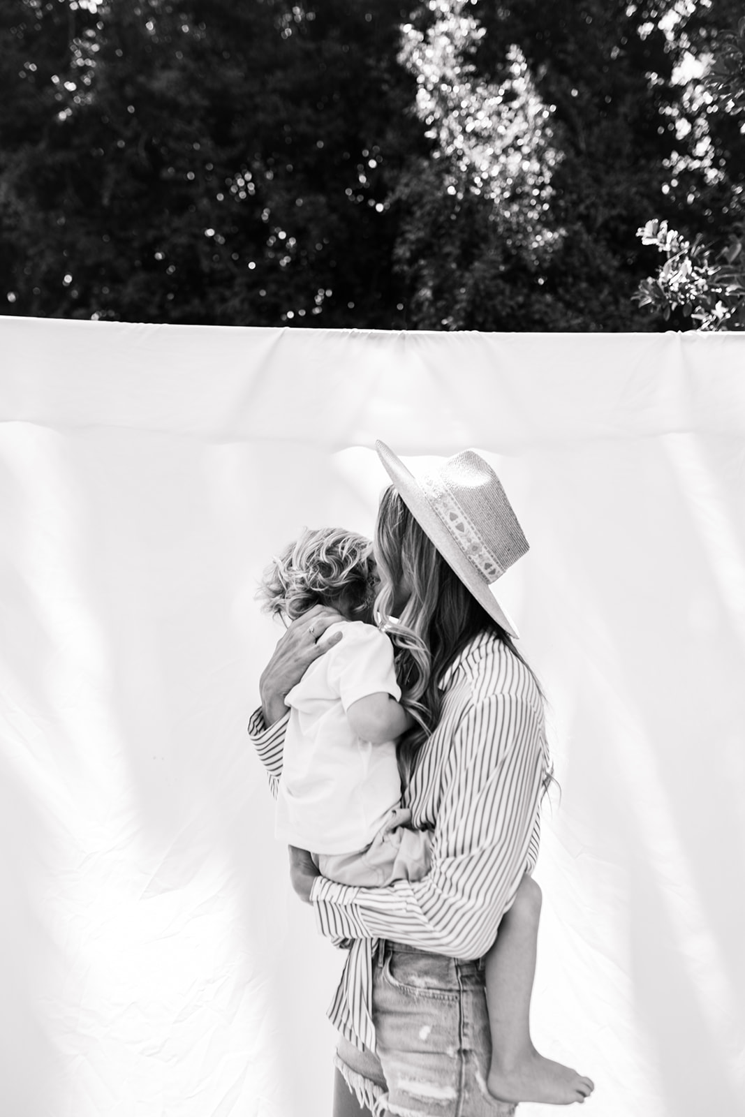 backyard mini photoshoot family photos black and white mommy and me mom of boys family photo inspiration San Diego family photographer Sabrina Kinsella sabrinalynnphoto