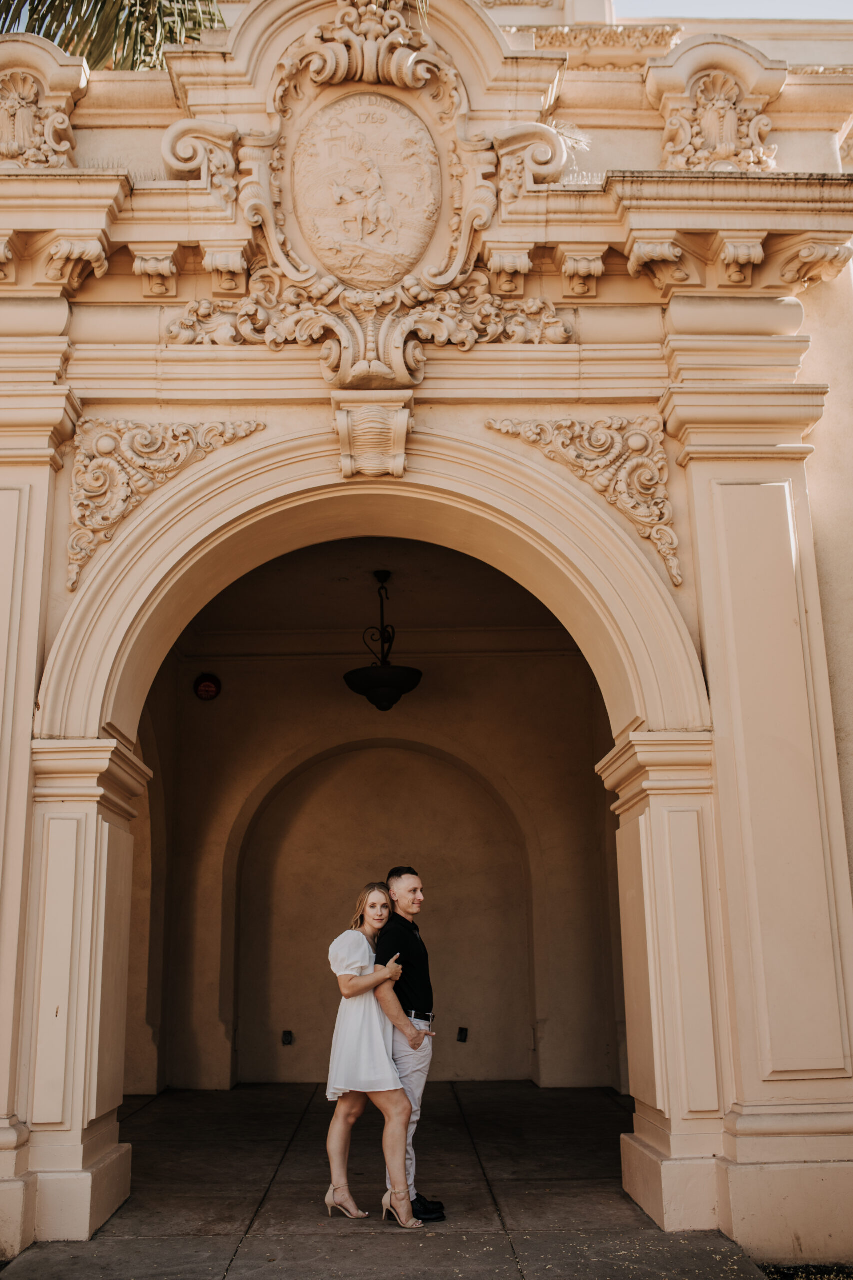 couples phots couple sessin engagement photos san Diego couples photographer san Diego engagement photographer San Diego wedding photographer Balboa park museum photos engagement inspo San Diego lifestyle photographer Sabrina Kinsella love marriage engagement