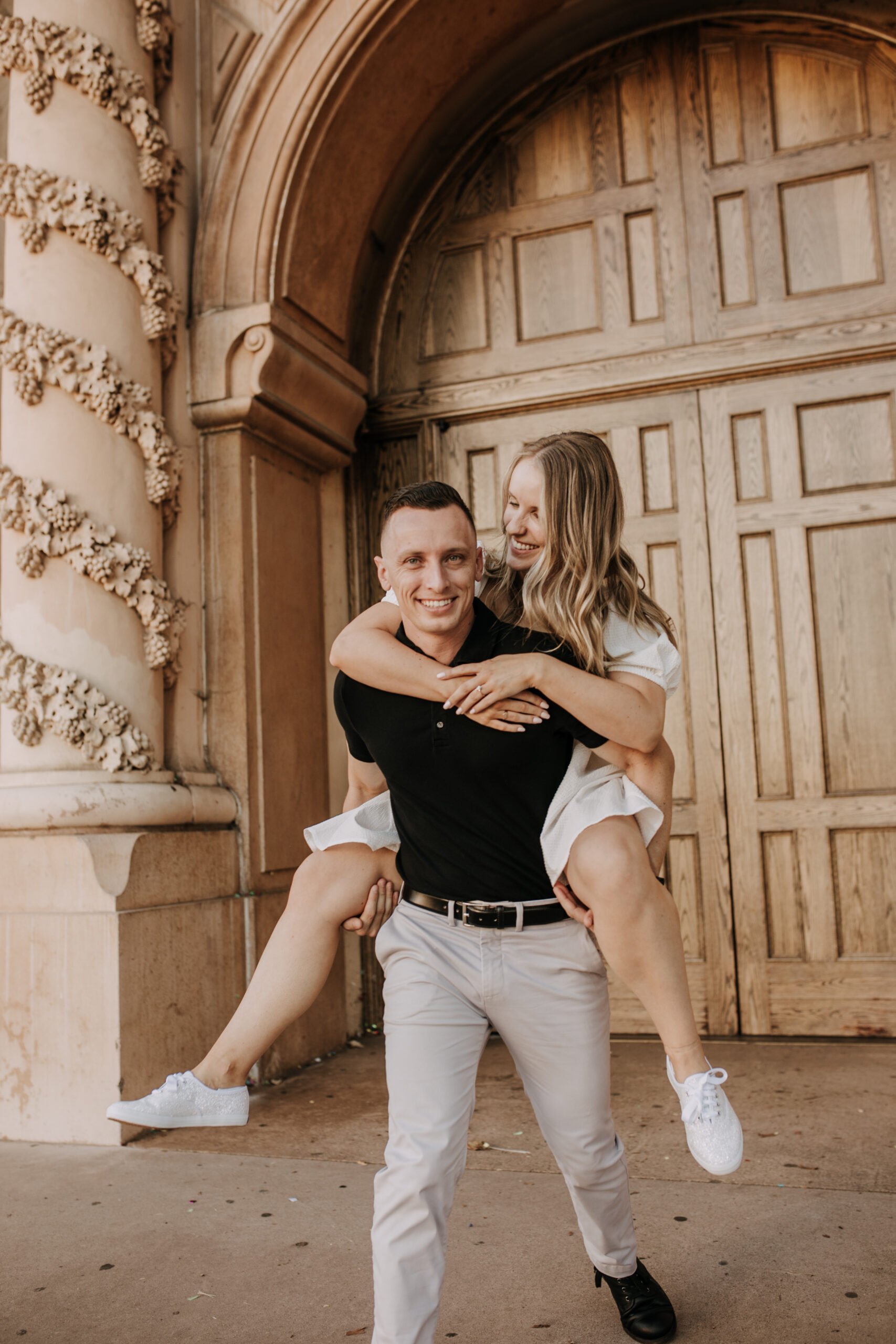 couples phots couple sessin engagement photos san Diego couples photographer san Diego engagement photographer San Diego wedding photographer Balboa park museum photos engagement inspo San Diego lifestyle photographer Sabrina Kinsella love marriage engagement