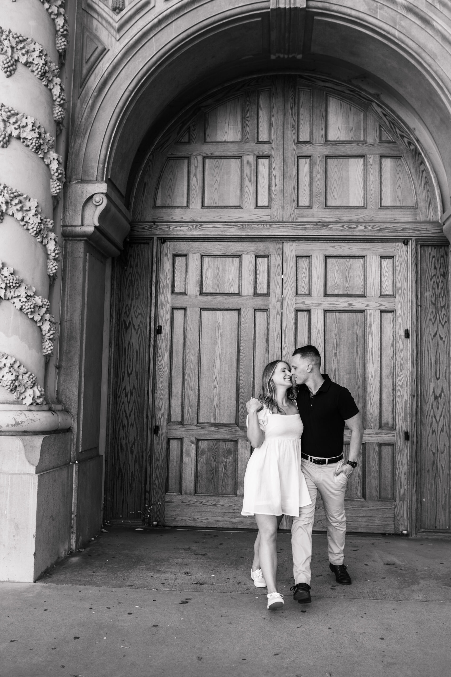 couples phots couple sessin engagement photos san Diego couples photographer san Diego engagement photographer San Diego wedding photographer Balboa park museum photos engagement inspo San Diego lifestyle photographer Sabrina Kinsella love marriage engagement