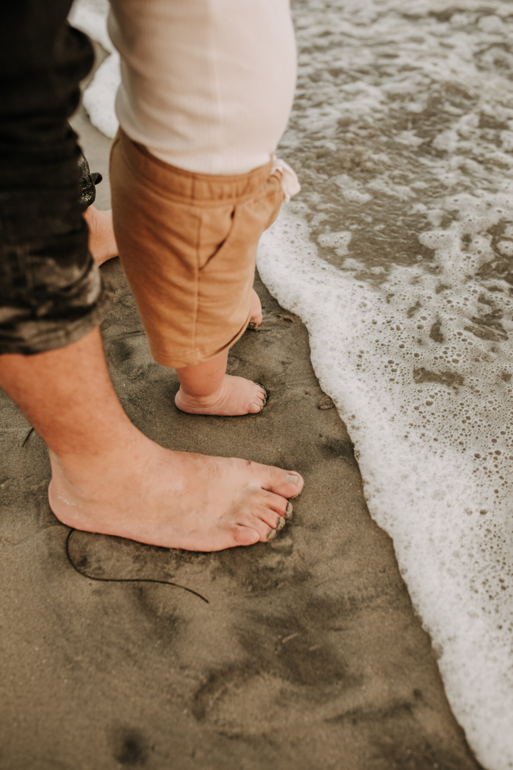 A beautiful, dreamy beach family session with my beautiful friend Kaylyn. I can't believe I've known her for almost 9 years! Such a freaking GORGEOUS family she has and I'm not joking when I say that this is a family photoshoot I have been looking forward to for actual YEARS now!