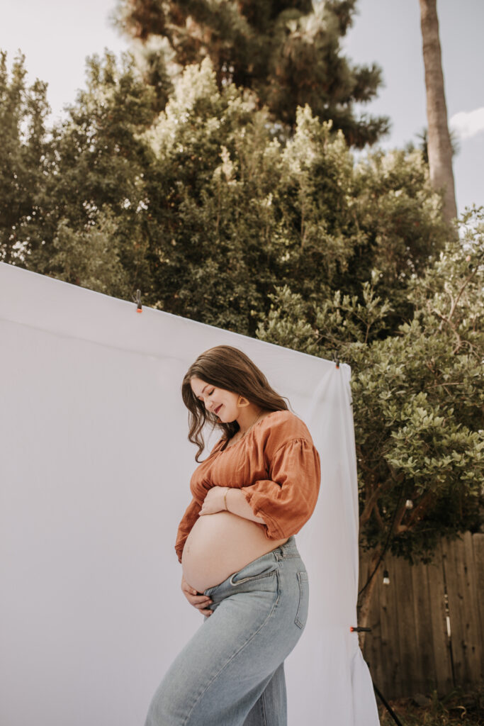 backyard mini maternity photoshoot mama mini la mesa california San Diego maternity photographer lifestyle photographer