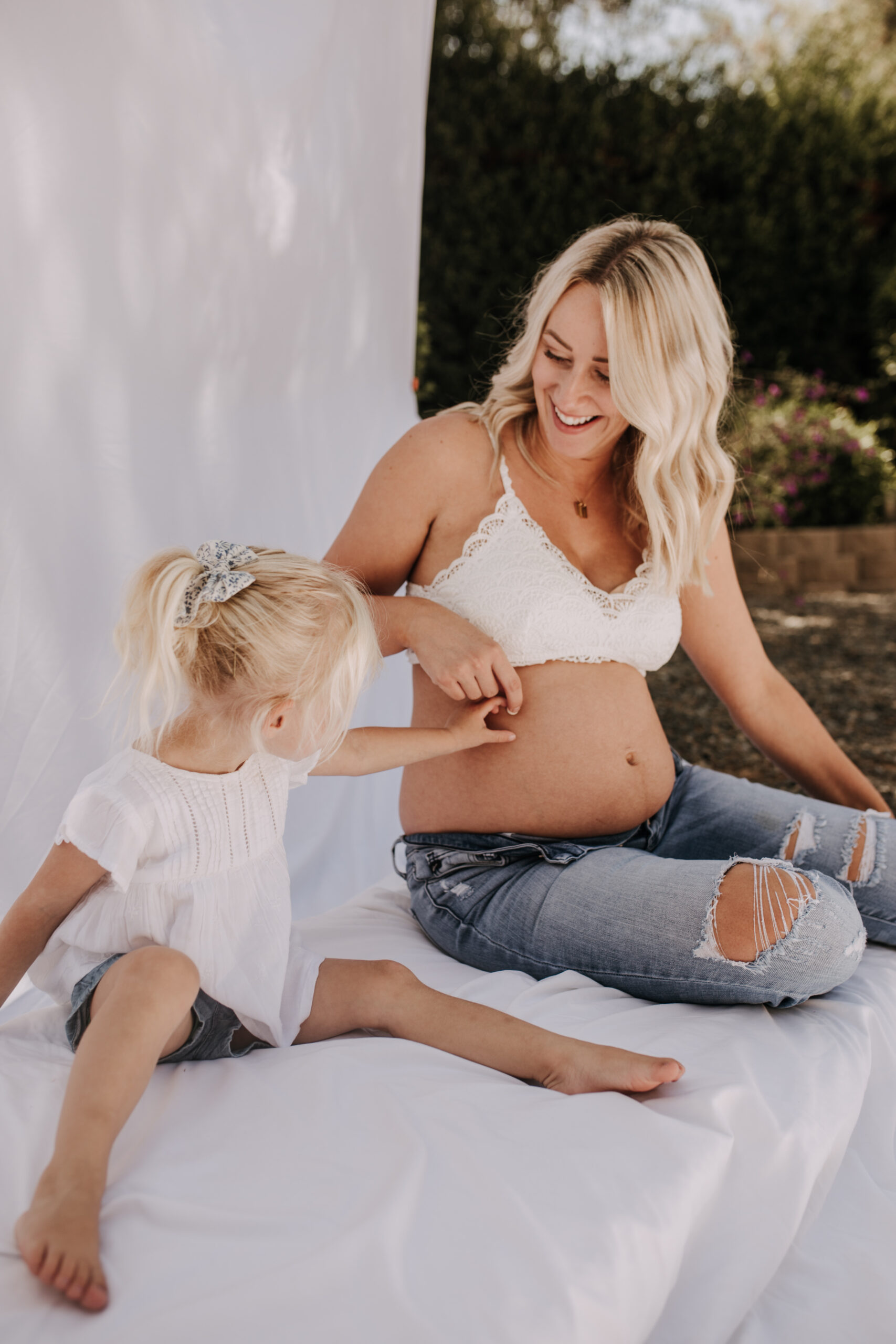 maternity pregnancy motherhood mama and me mom and daughter backyard mini session maternity photos family photos outdoor maternity San Diego family photographer Sabrina Kinsella sabrinalynnphotos love candid