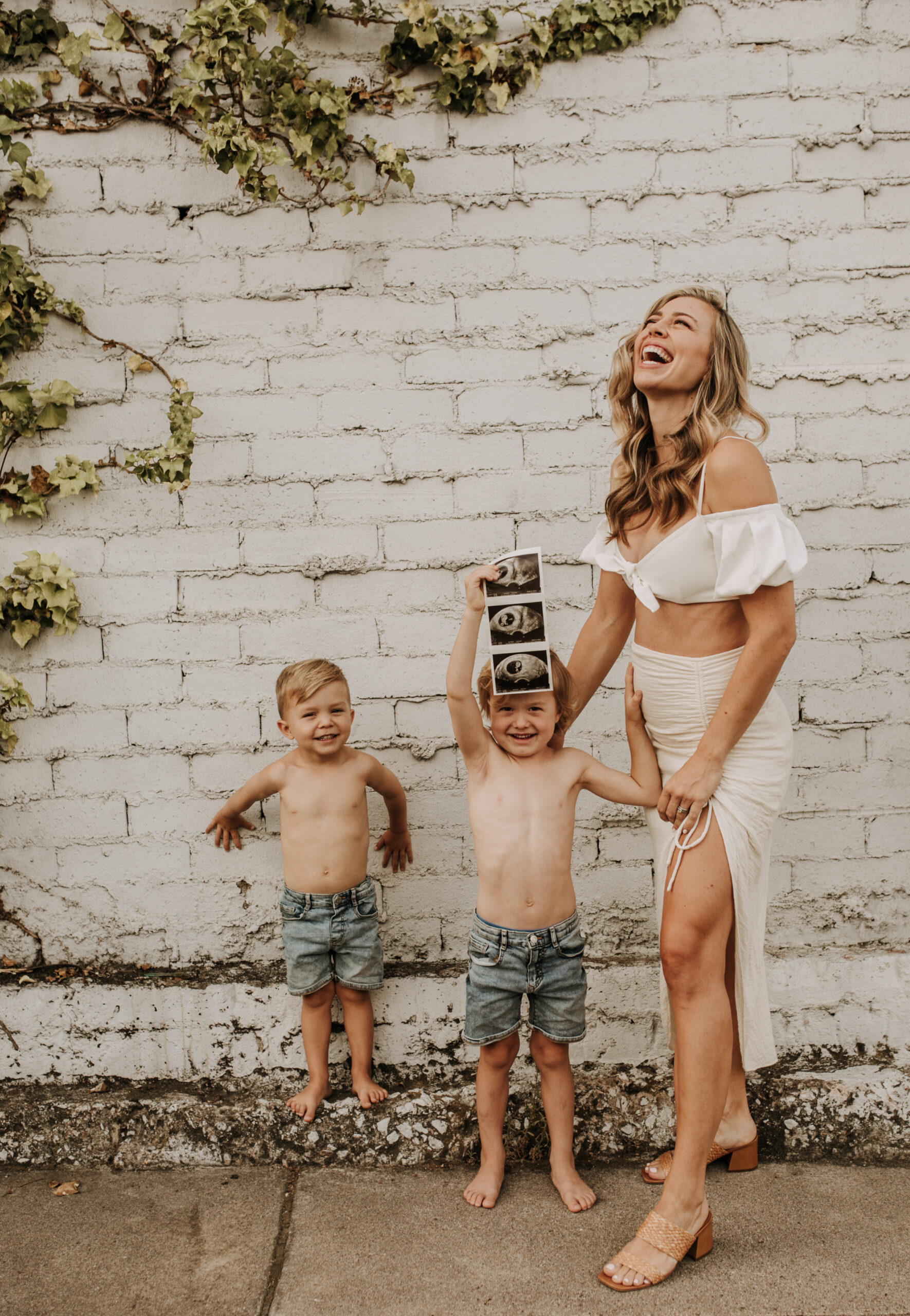 outdoor pregnancy announcement photos maternity photography maternity fashion springtime family photoshoot mom of three reveal photos reveal inspo outdoor San Diego family photographer Sabrina Kinsella sabrinalynnphoto