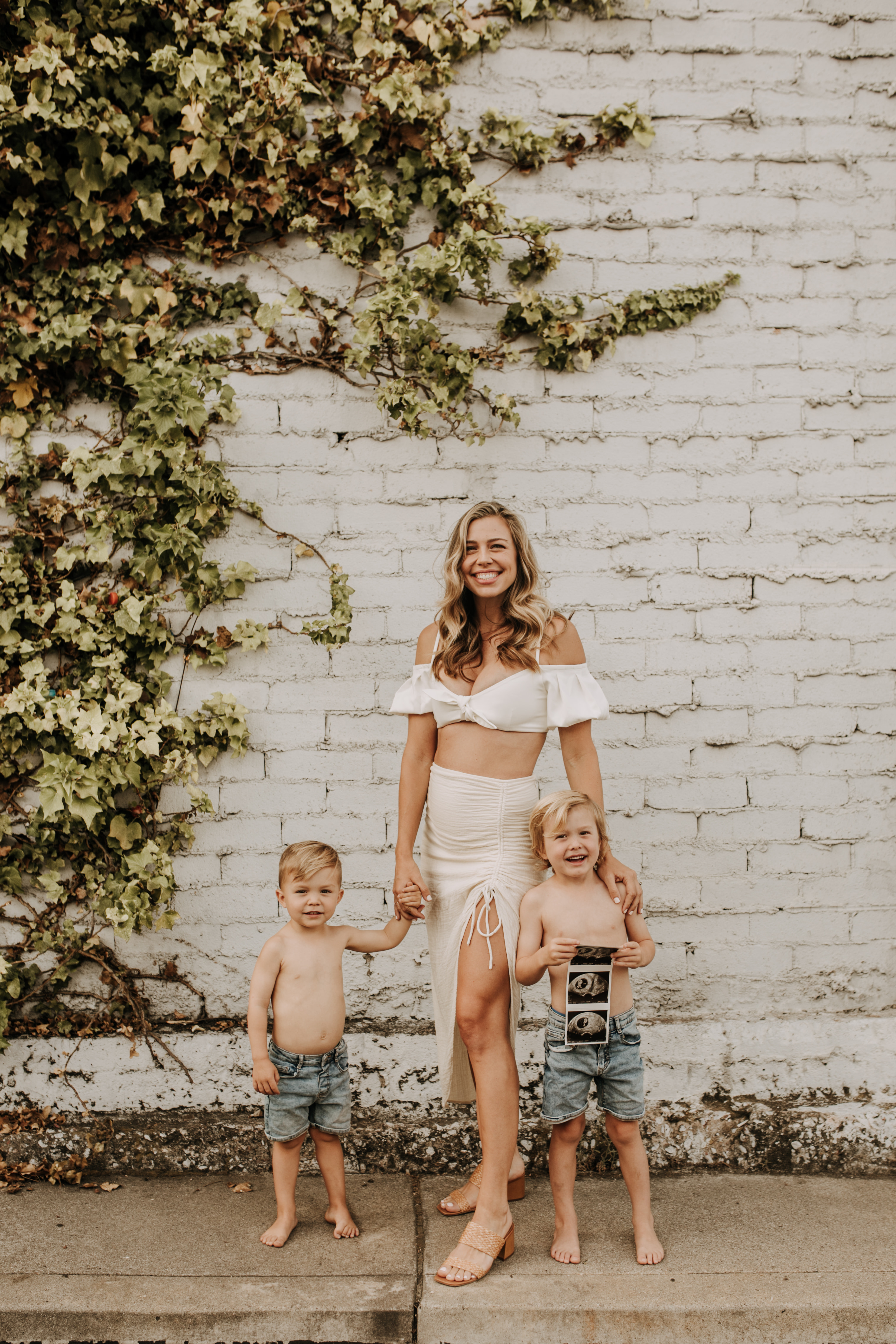 outdoor pregnancy announcement photos maternity photography maternity fashion springtime family photoshoot mom of three reveal photos reveal inspo outdoor San Diego family photographer Sabrina Kinsella sabrinalynnphoto