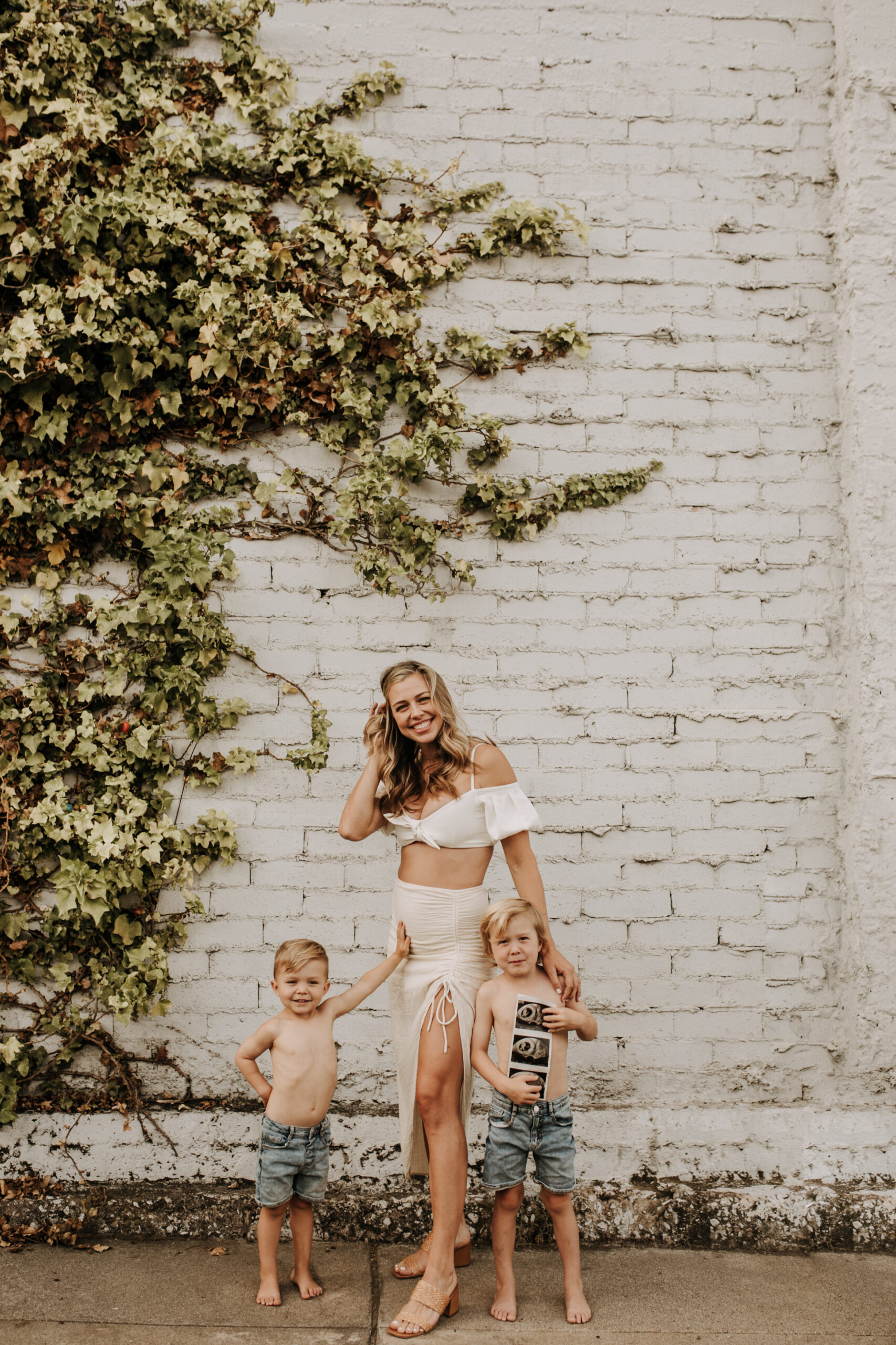 outdoor pregnancy announcement photos maternity photography maternity fashion springtime family photoshoot mom of three reveal photos reveal inspo outdoor San Diego family photographer Sabrina Kinsella sabrinalynnphoto