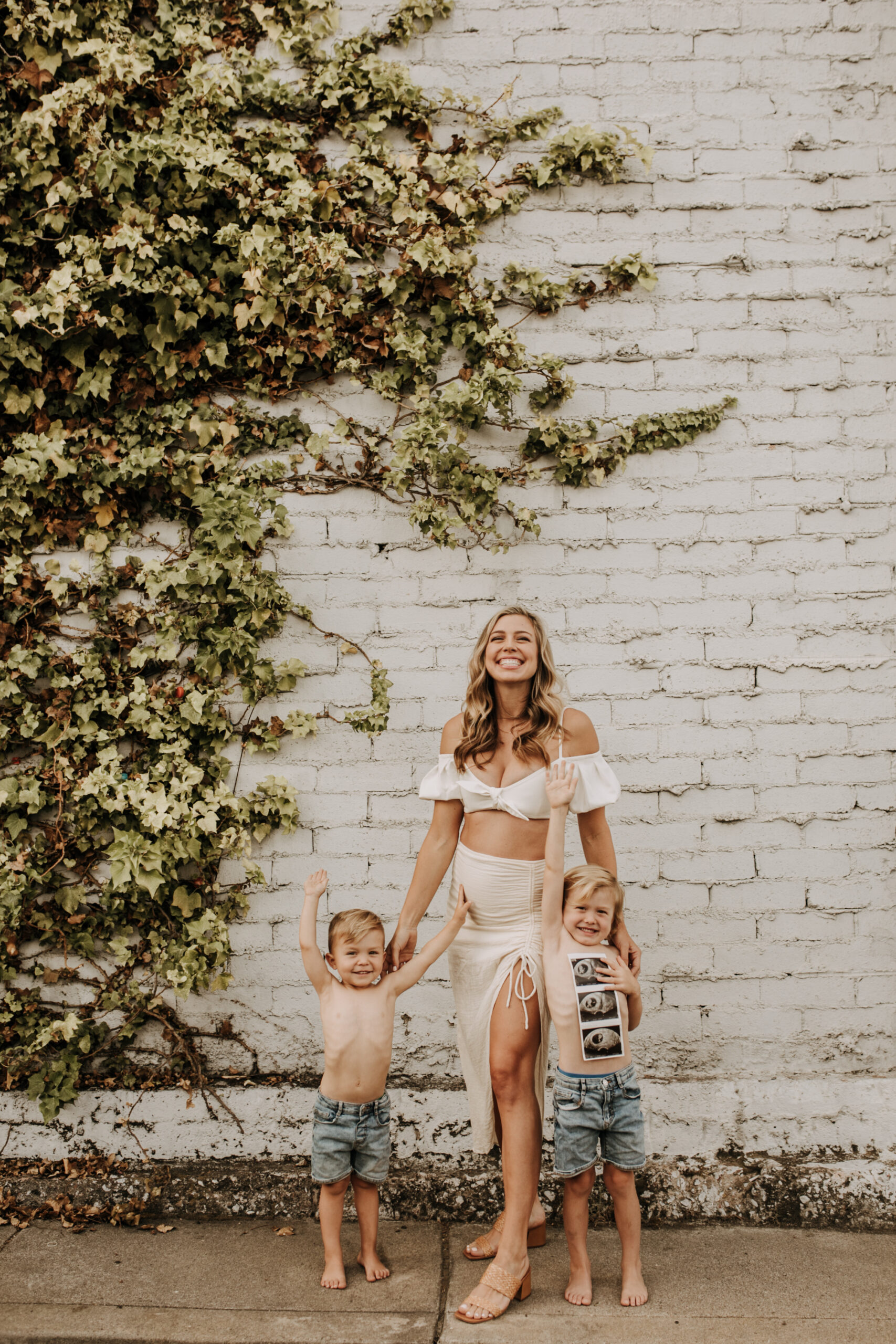 outdoor pregnancy announcement photos maternity photography maternity fashion springtime family photoshoot mom of three reveal photos reveal inspo outdoor San Diego family photographer Sabrina Kinsella sabrinalynnphoto