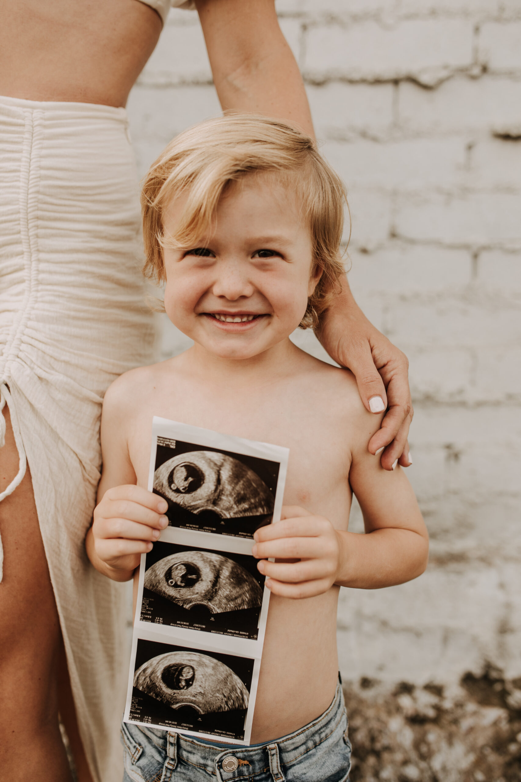 outdoor pregnancy announcement photos maternity photography maternity fashion springtime family photoshoot mom of three reveal photos reveal inspo outdoor San Diego family photographer Sabrina Kinsella sabrinalynnphoto