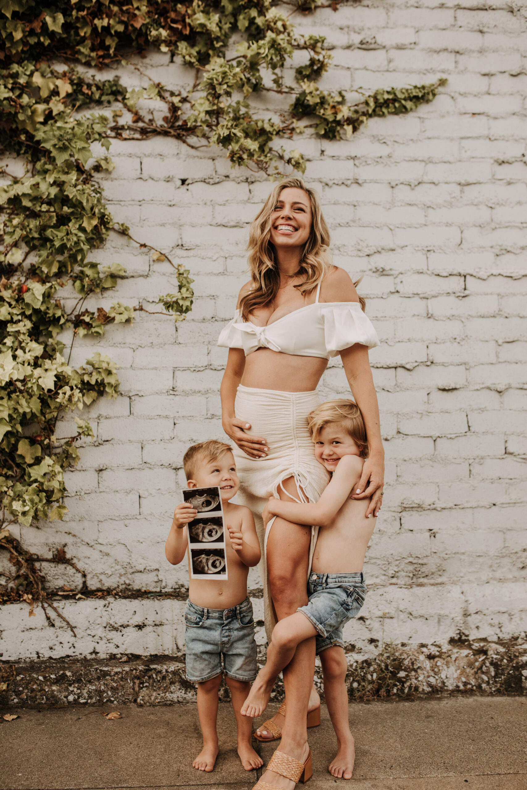 outdoor pregnancy announcement photos maternity photography maternity fashion springtime family photoshoot mom of three reveal photos reveal inspo outdoor San Diego family photographer Sabrina Kinsella sabrinalynnphoto