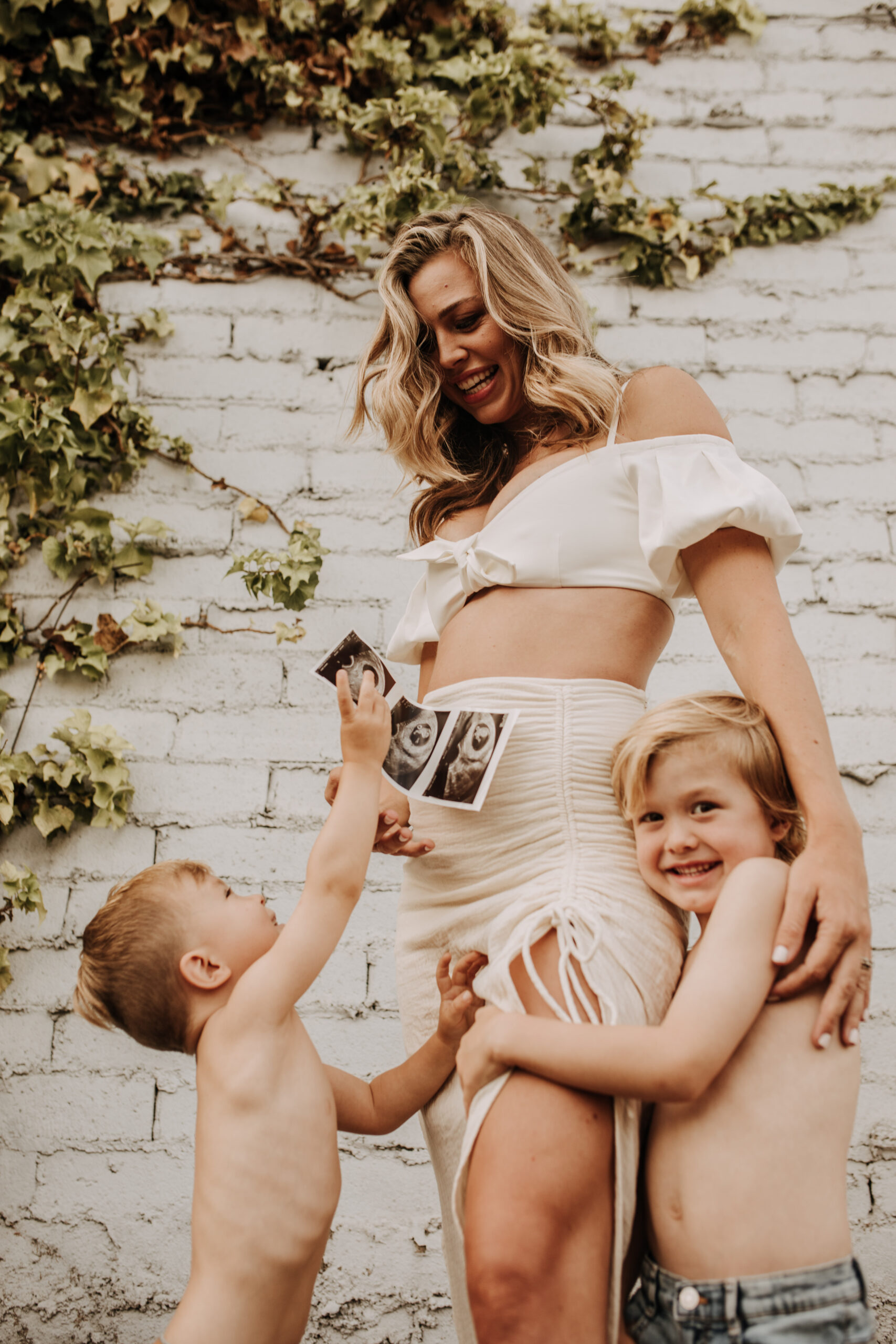 outdoor pregnancy announcement photos maternity photography maternity fashion springtime family photoshoot mom of three reveal photos reveal inspo outdoor San Diego family photographer Sabrina Kinsella sabrinalynnphoto