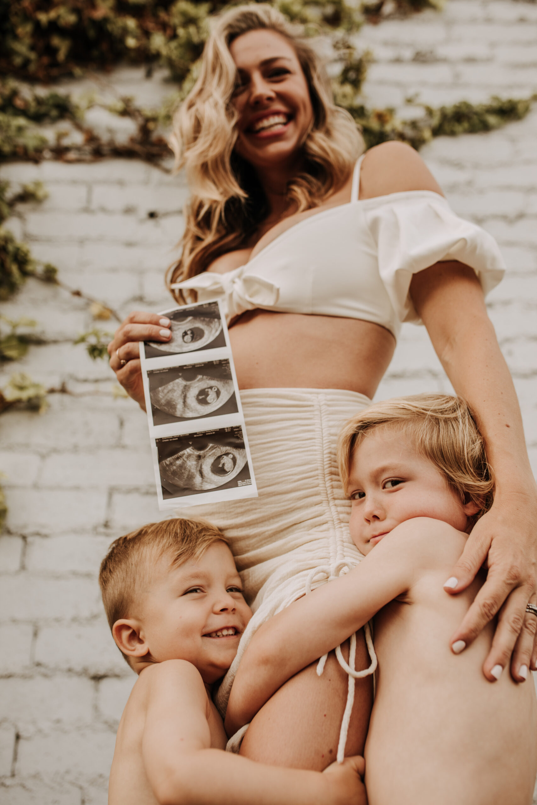 outdoor pregnancy announcement photos maternity photography maternity fashion springtime family photoshoot mom of three reveal photos reveal inspo outdoor San Diego family photographer Sabrina Kinsella sabrinalynnphoto