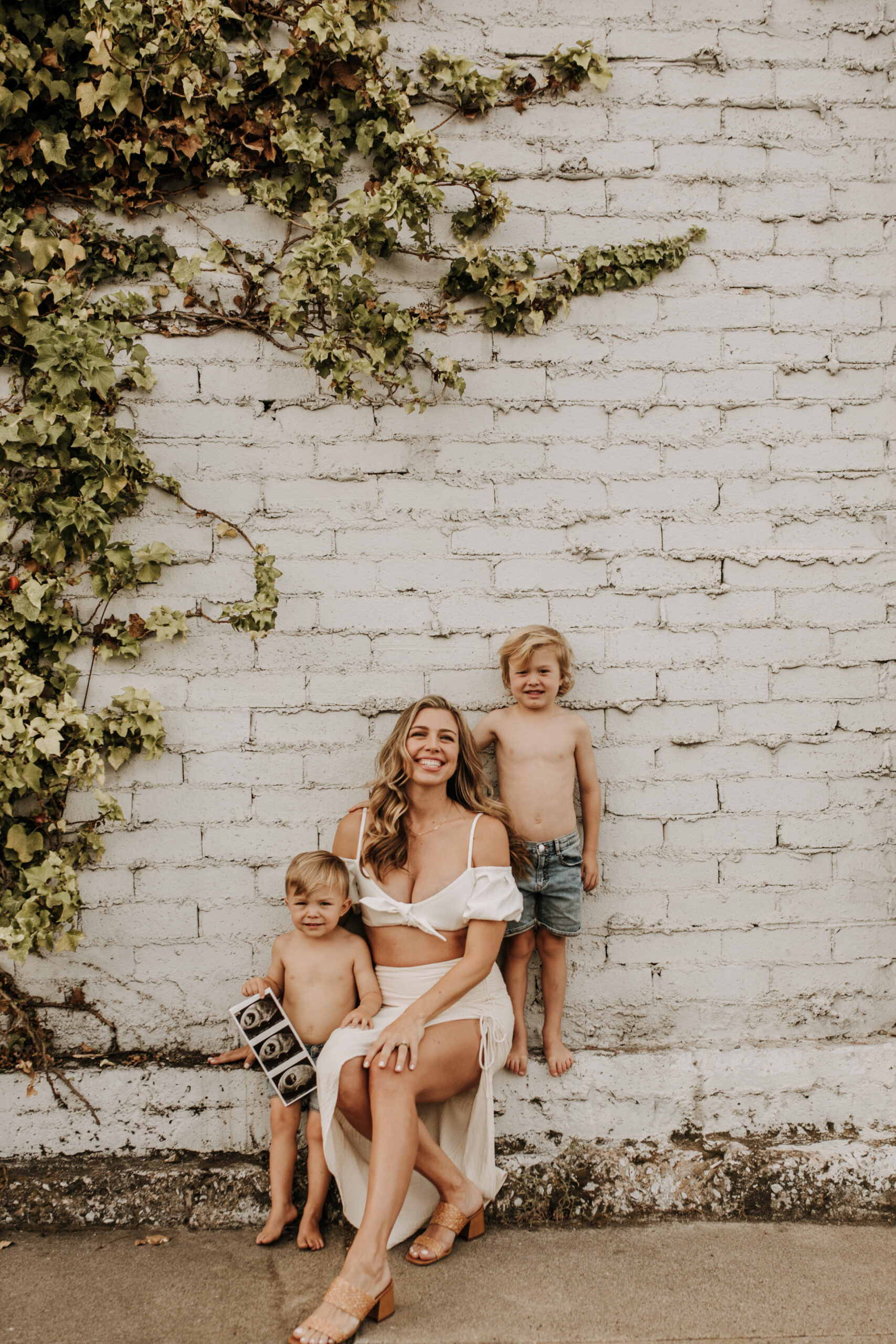 outdoor pregnancy announcement photos maternity photography maternity fashion springtime family photoshoot mom of three reveal photos reveal inspo outdoor San Diego family photographer Sabrina Kinsella sabrinalynnphoto