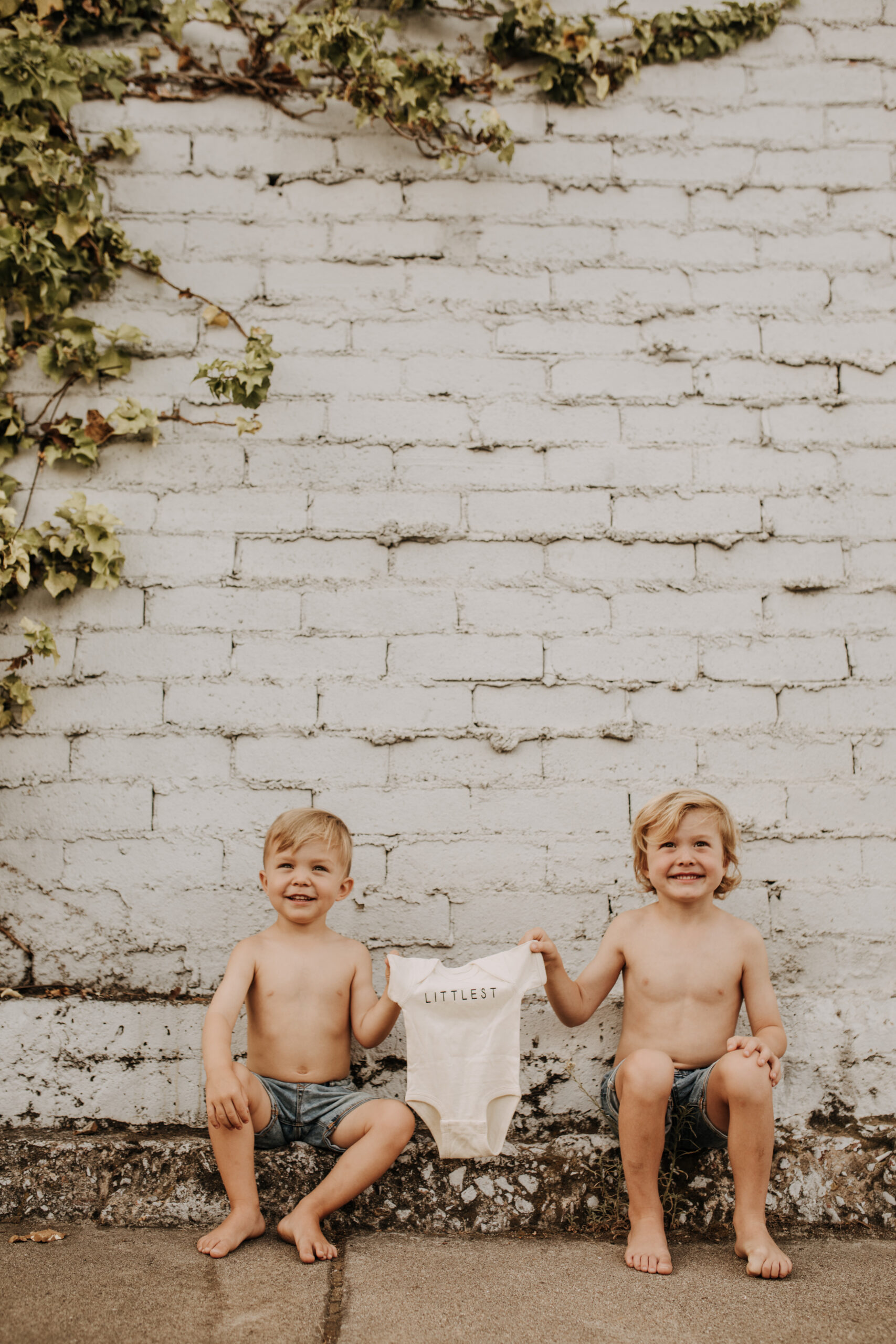 outdoor pregnancy announcement photos maternity photography maternity fashion springtime family photoshoot mom of three reveal photos reveal inspo outdoor San Diego family photographer Sabrina Kinsella sabrinalynnphoto