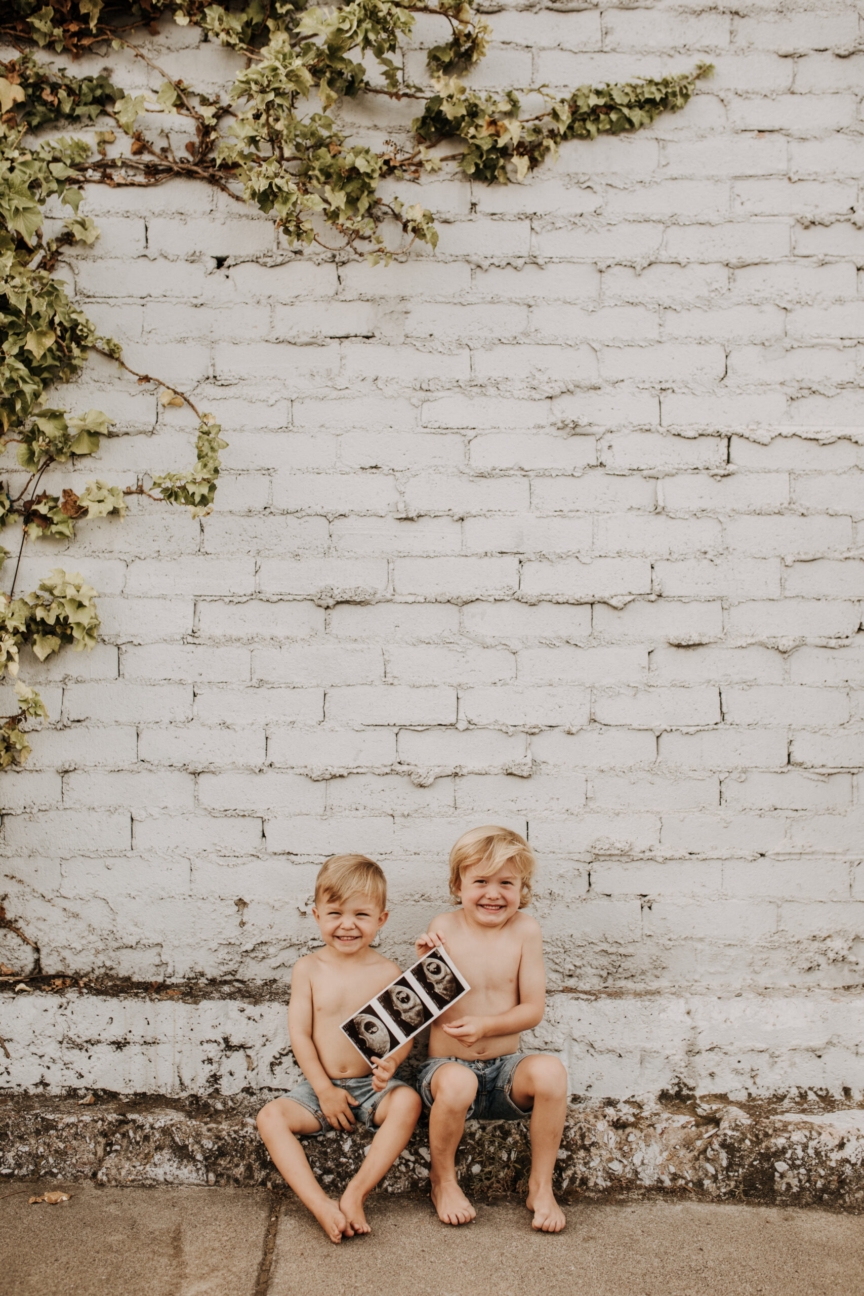 outdoor pregnancy announcement photos maternity photography maternity fashion springtime family photoshoot mom of three reveal photos reveal inspo outdoor San Diego family photographer Sabrina Kinsella sabrinalynnphoto