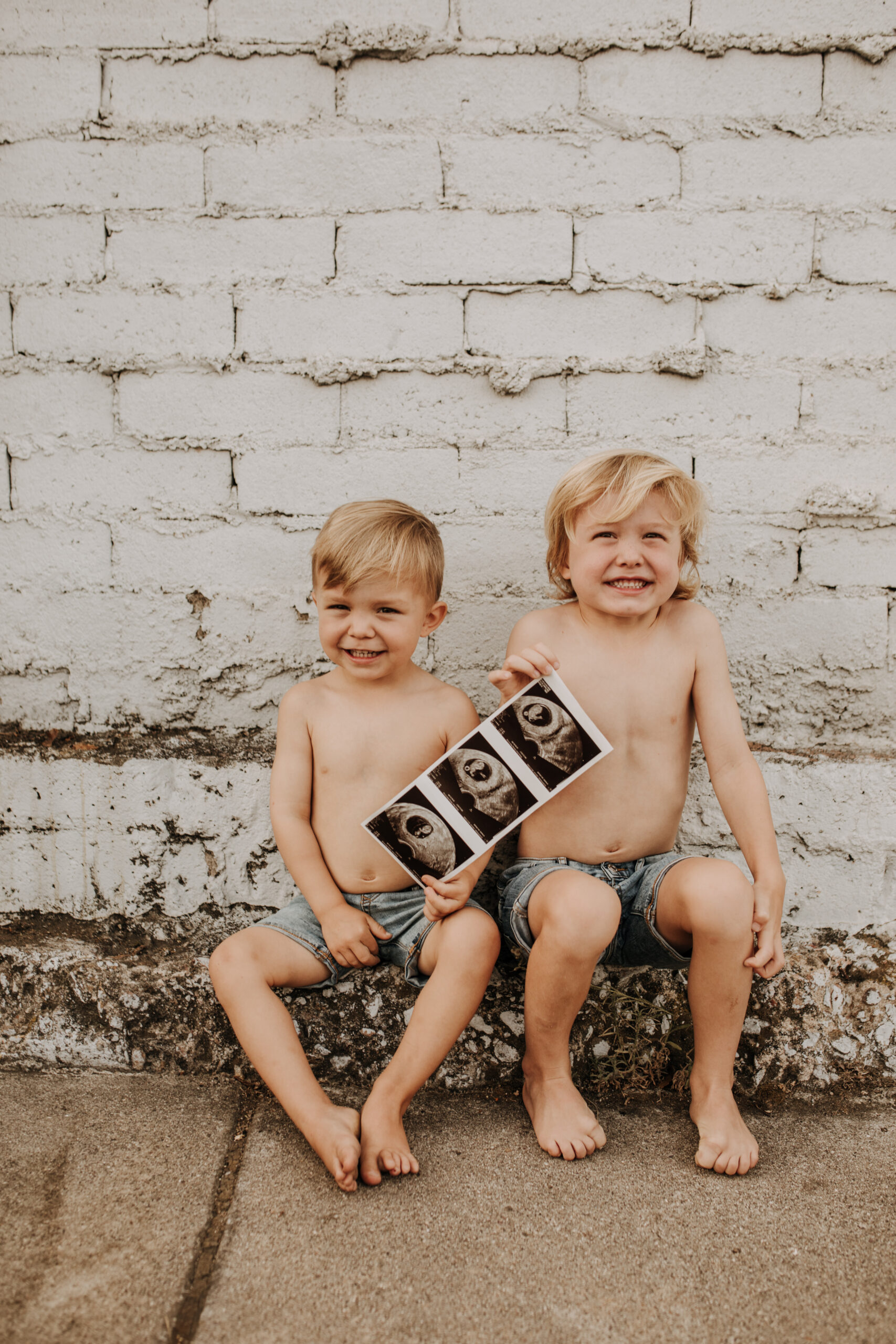 outdoor pregnancy announcement photos maternity photography maternity fashion springtime family photoshoot mom of three reveal photos reveal inspo outdoor San Diego family photographer Sabrina Kinsella sabrinalynnphoto