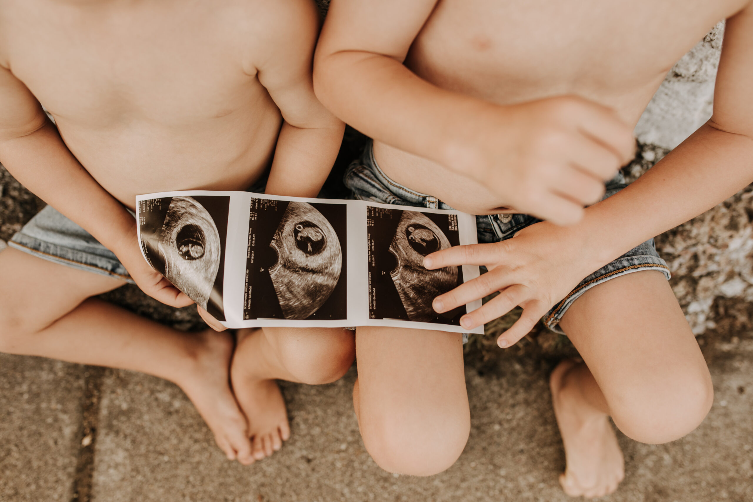 outdoor pregnancy announcement photos maternity photography maternity fashion springtime family photoshoot mom of three reveal photos reveal inspo outdoor San Diego family photographer Sabrina Kinsella sabrinalynnphoto