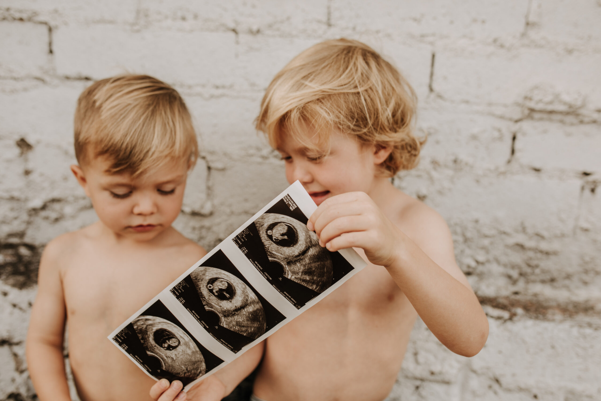 outdoor pregnancy announcement photos maternity photography maternity fashion springtime family photoshoot mom of three reveal photos reveal inspo outdoor San Diego family photographer Sabrina Kinsella sabrinalynnphoto