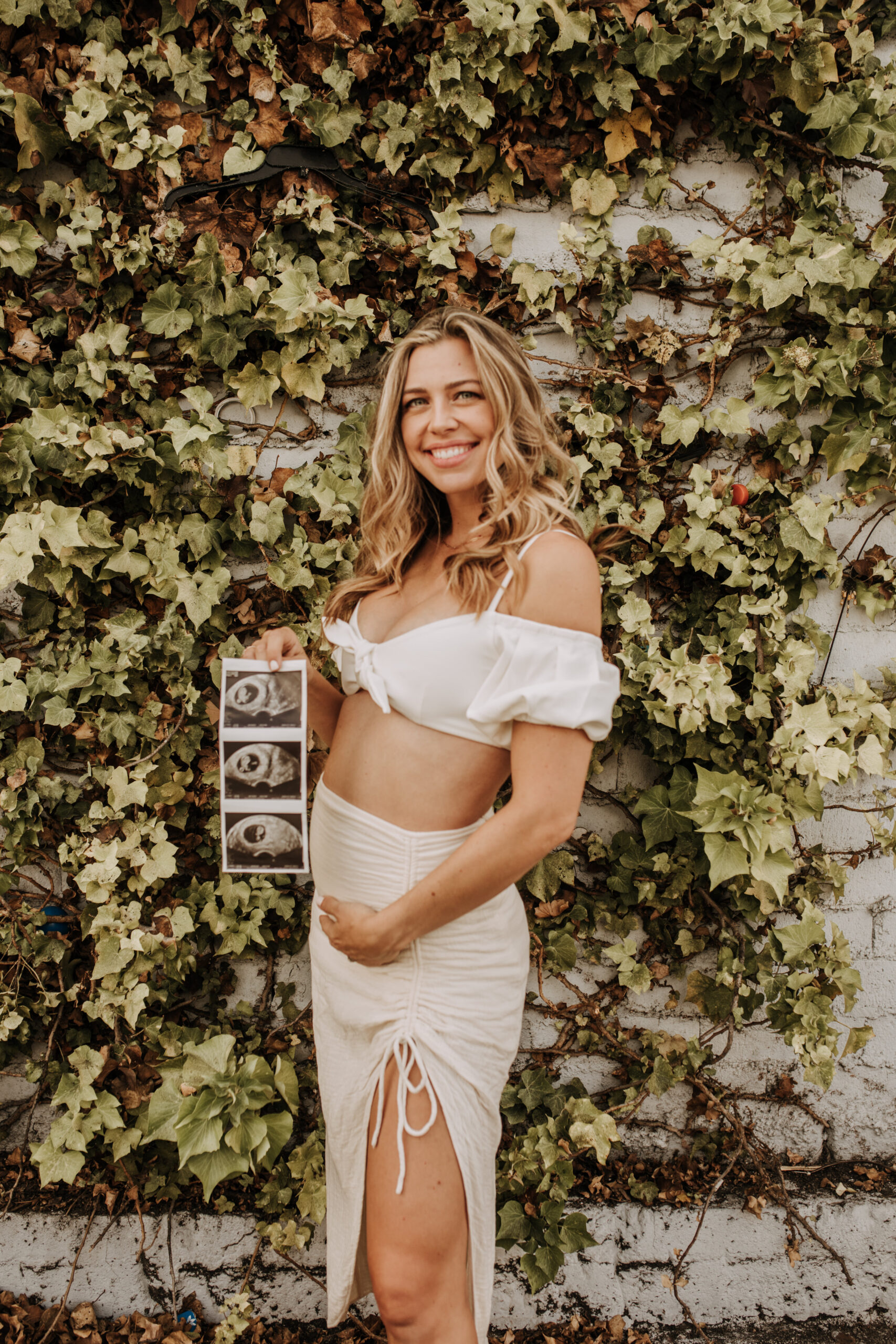 outdoor pregnancy announcement photos maternity photography maternity fashion springtime family photoshoot mom of three reveal photos reveal inspo outdoor San Diego family photographer Sabrina Kinsella sabrinalynnphoto