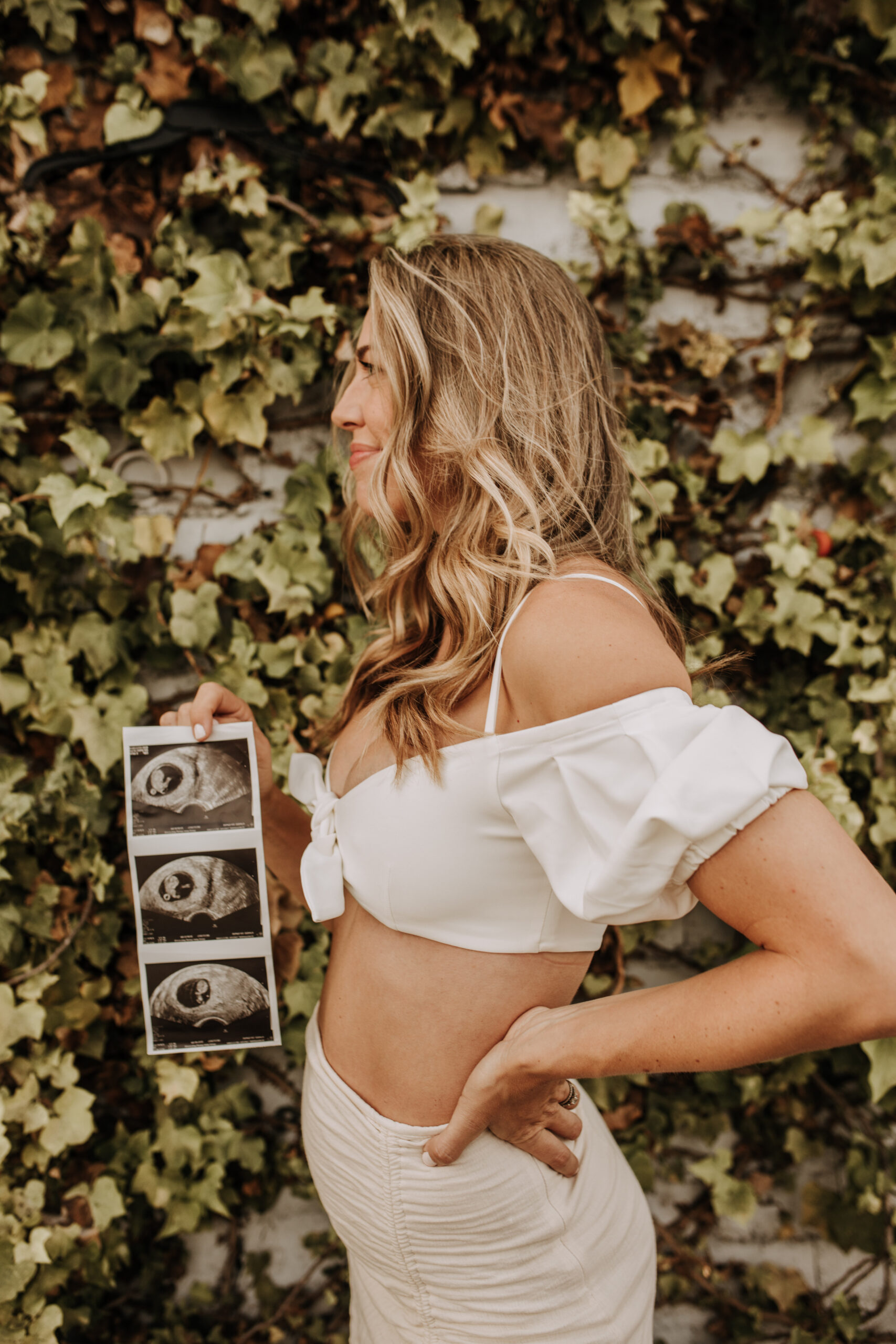 outdoor pregnancy announcement photos maternity photography maternity fashion springtime family photoshoot mom of three reveal photos reveal inspo outdoor San Diego family photographer Sabrina Kinsella sabrinalynnphoto