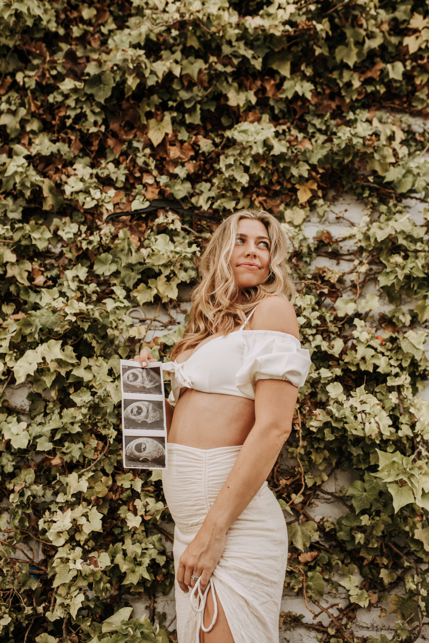 outdoor pregnancy announcement photos maternity photography maternity fashion springtime family photoshoot mom of three reveal photos reveal inspo outdoor San Diego family photographer Sabrina Kinsella sabrinalynnphoto