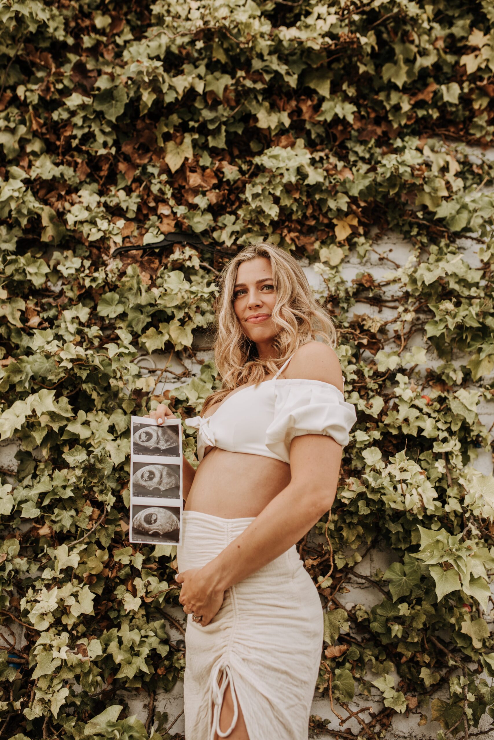 outdoor pregnancy announcement photos maternity photography maternity fashion springtime family photoshoot mom of three reveal photos reveal inspo outdoor San Diego family photographer Sabrina Kinsella sabrinalynnphoto