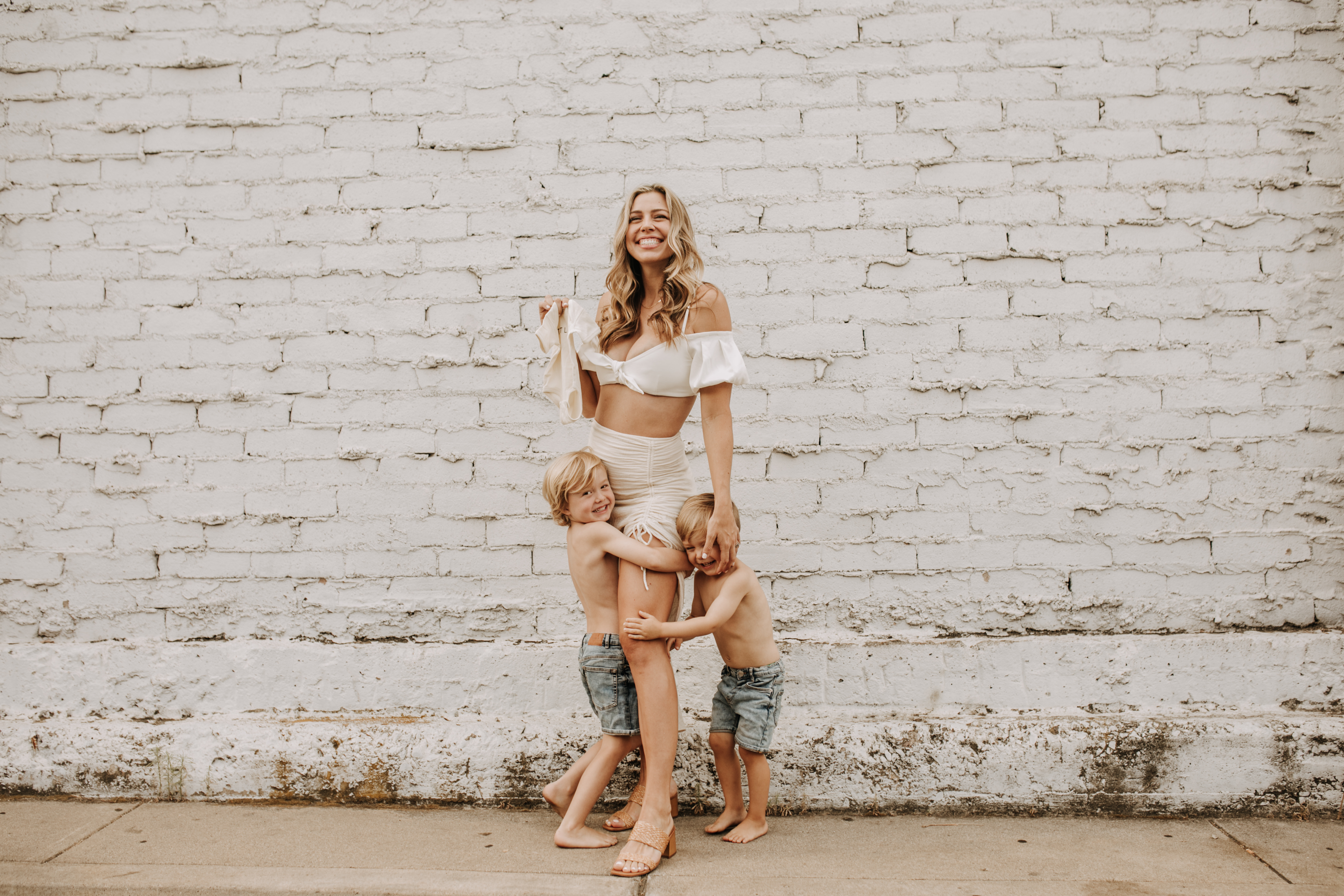 outdoor pregnancy announcement photos maternity photography maternity fashion springtime family photoshoot mom of three reveal photos reveal inspo outdoor San Diego family photographer Sabrina Kinsella sabrinalynnphoto