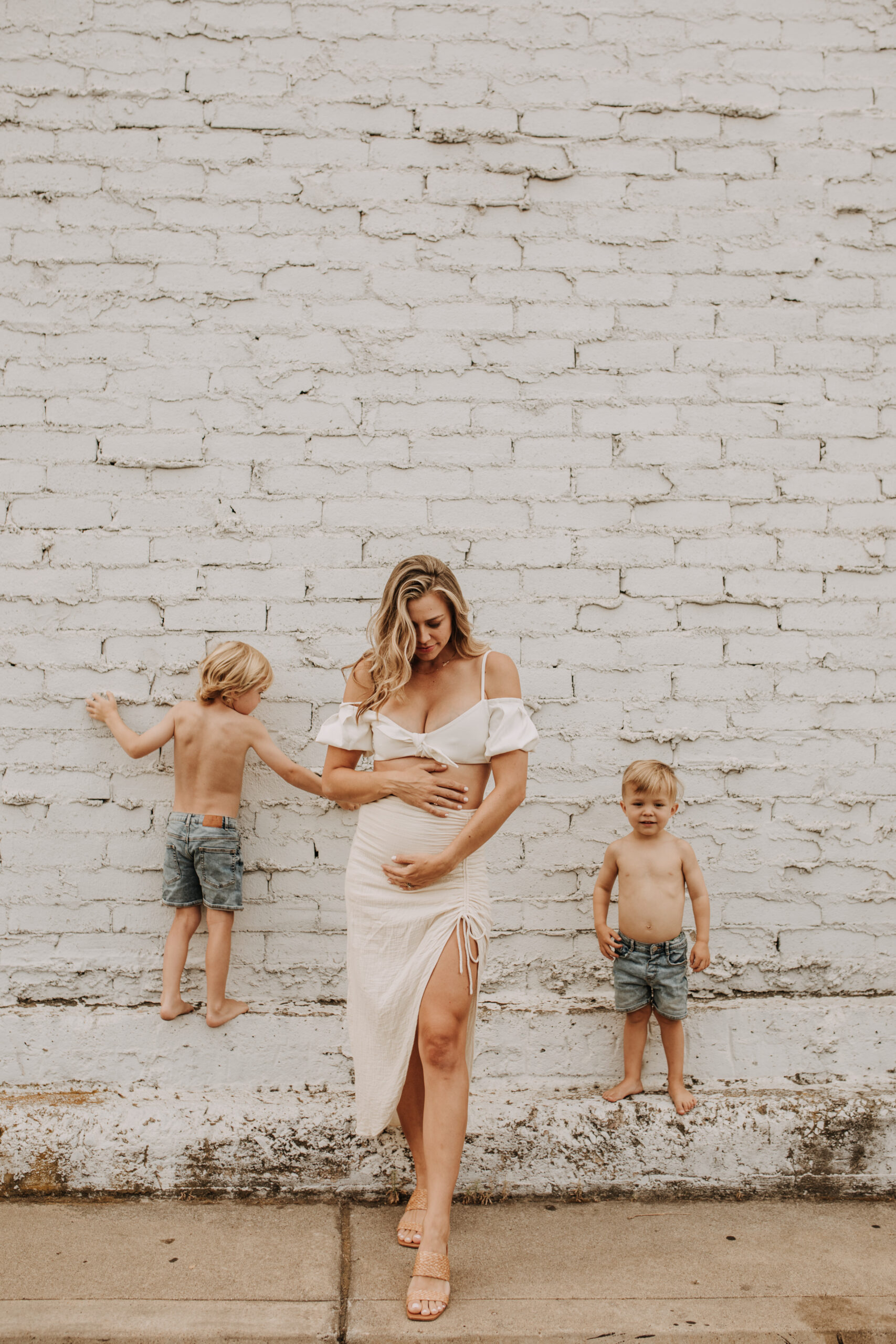 outdoor pregnancy announcement photos maternity photography maternity fashion springtime family photoshoot mom of three reveal photos reveal inspo outdoor San Diego family photographer Sabrina Kinsella sabrinalynnphoto