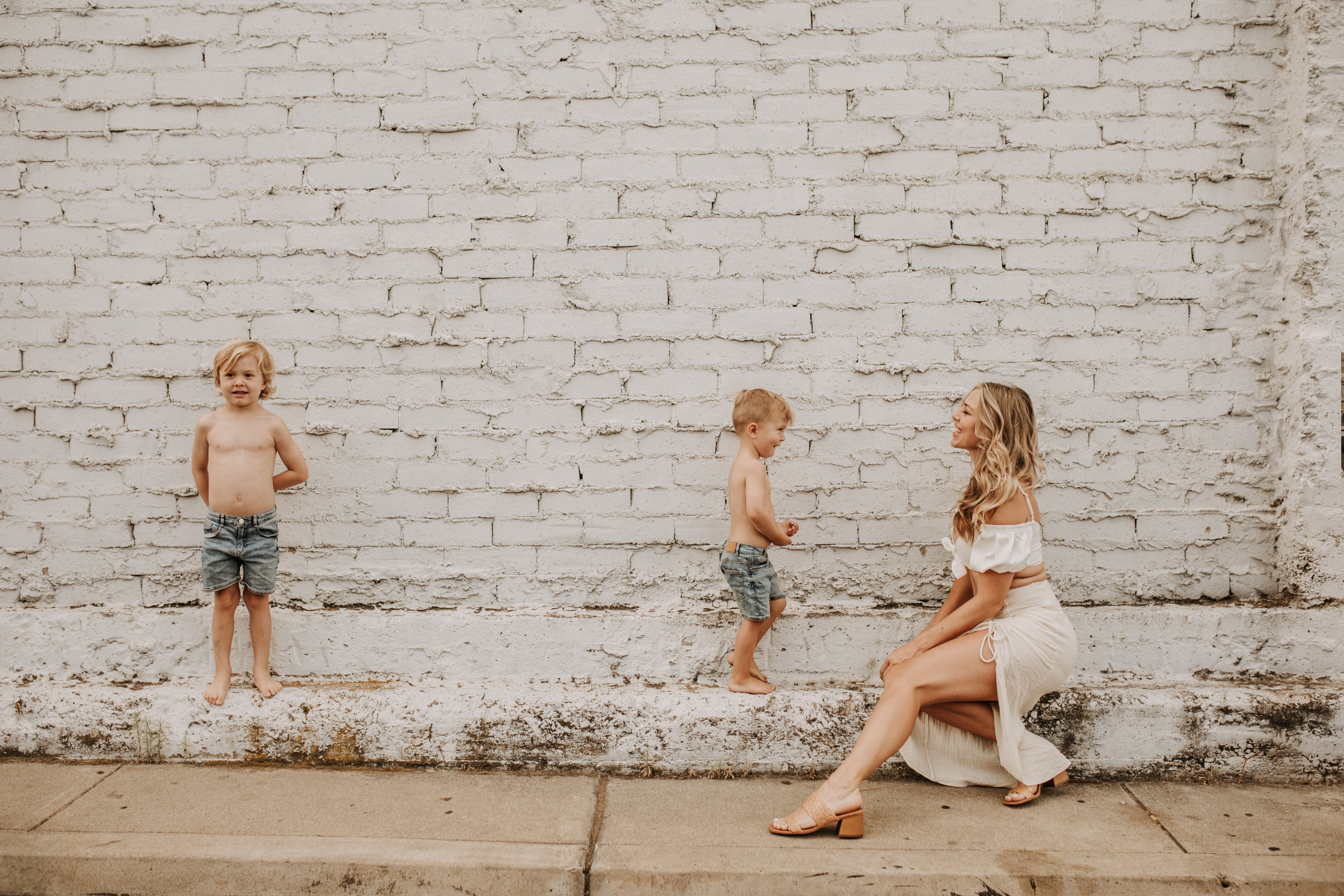 outdoor pregnancy announcement photos maternity photography maternity fashion springtime family photoshoot mom of three reveal photos reveal inspo outdoor San Diego family photographer Sabrina Kinsella sabrinalynnphoto