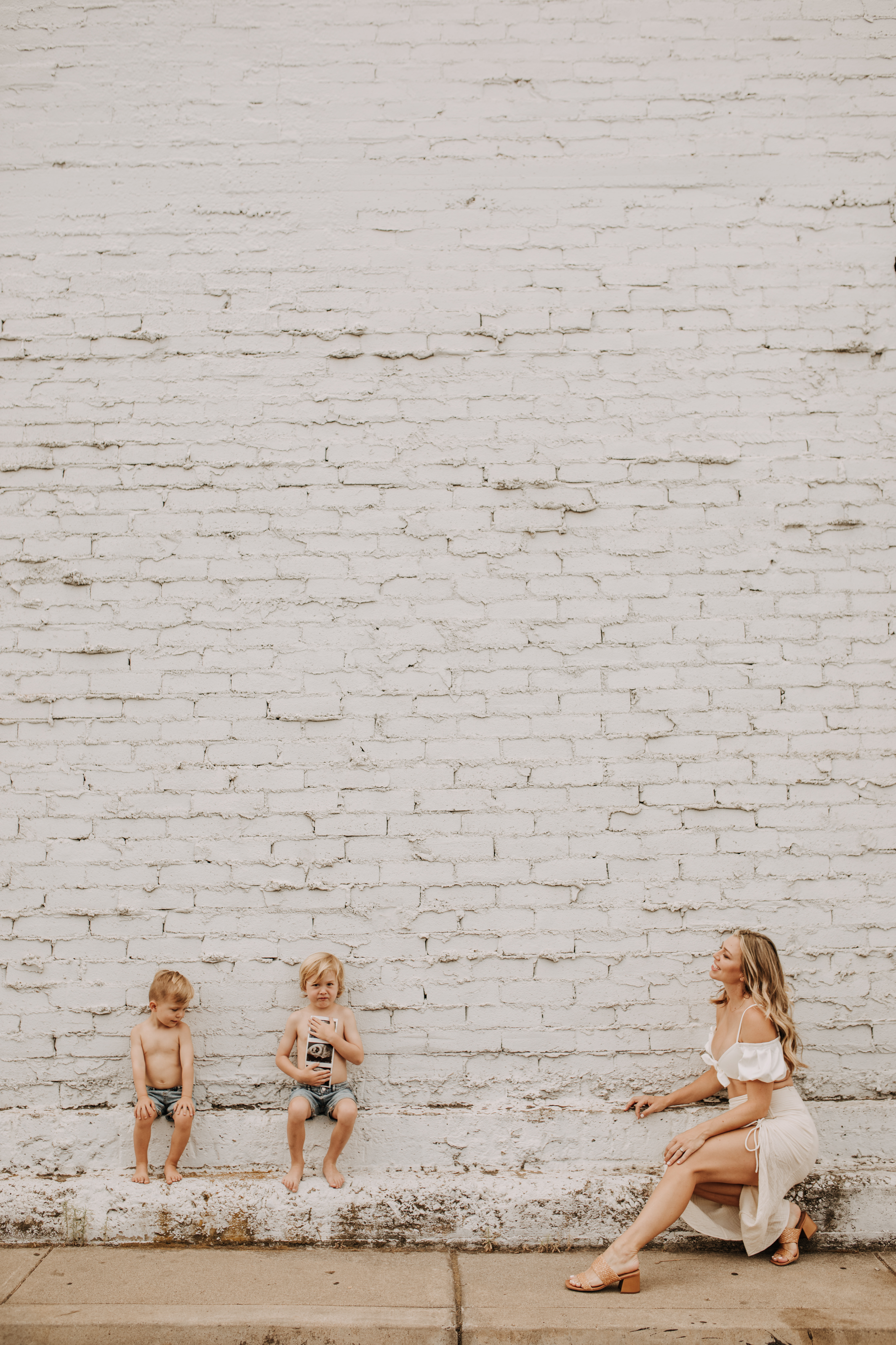 outdoor pregnancy announcement photos maternity photography maternity fashion springtime family photoshoot mom of three reveal photos reveal inspo outdoor San Diego family photographer Sabrina Kinsella sabrinalynnphoto