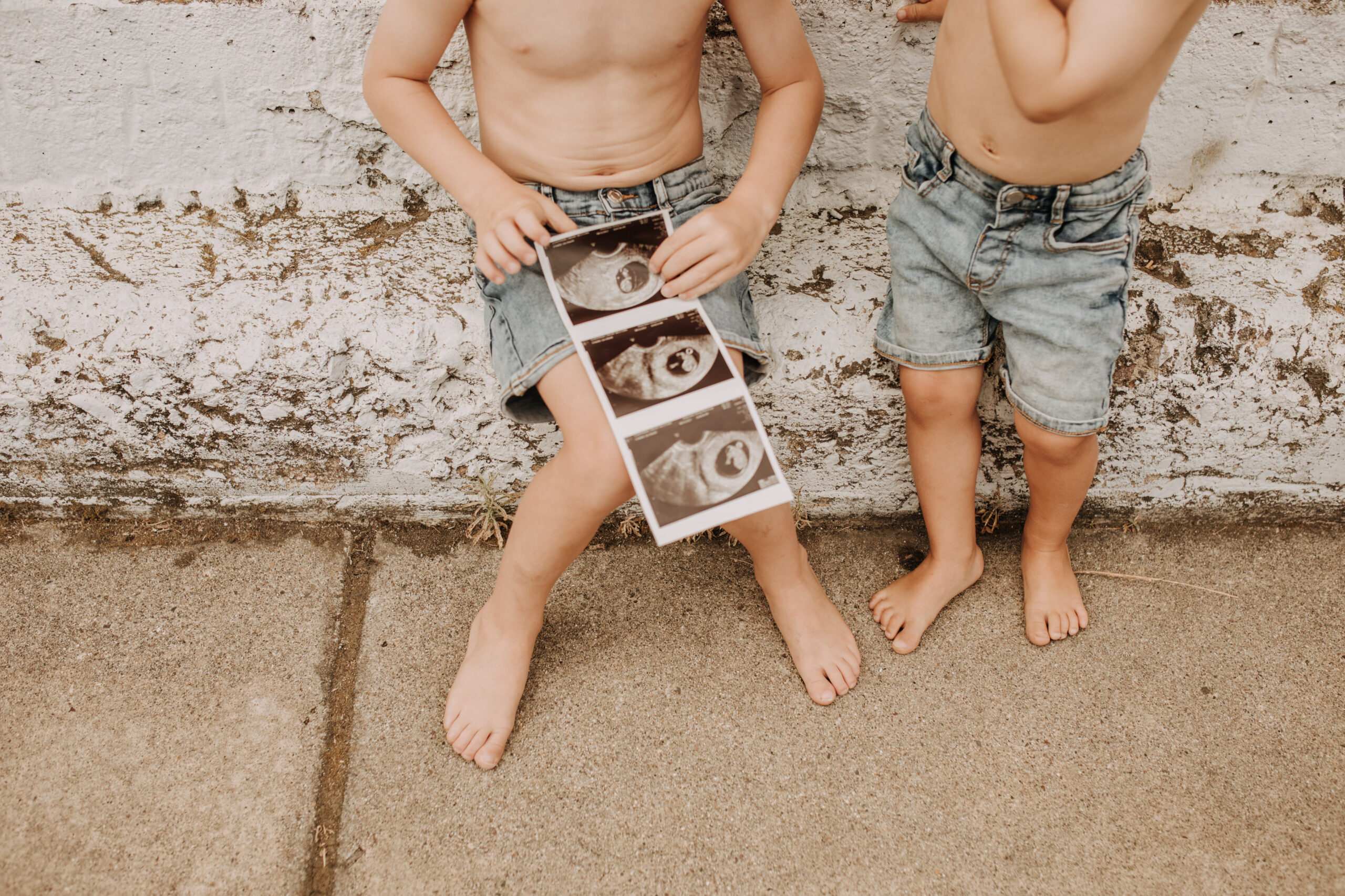 outdoor pregnancy announcement photos maternity photography maternity fashion springtime family photoshoot mom of three reveal photos reveal inspo outdoor San Diego family photographer Sabrina Kinsella sabrinalynnphoto