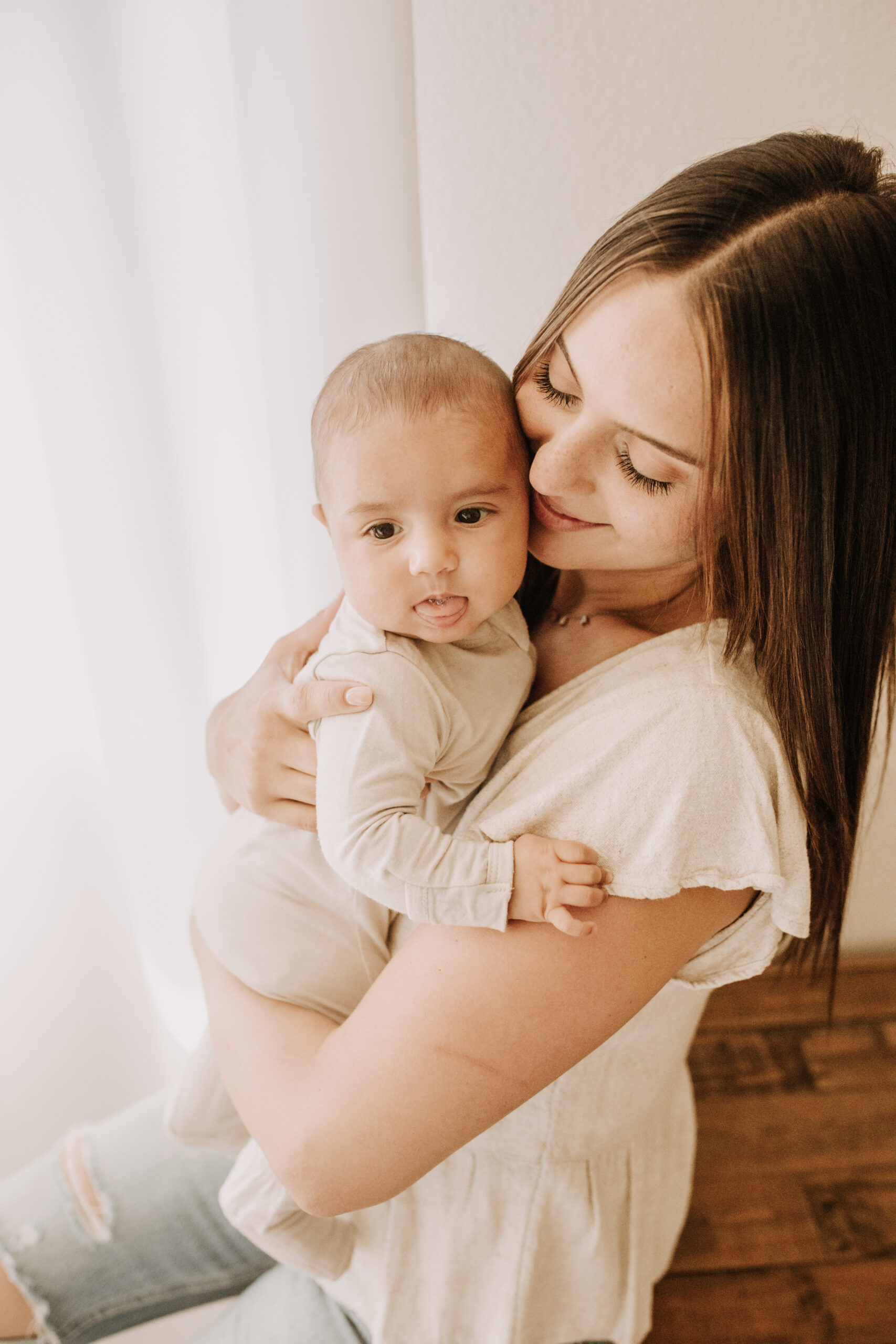 warm toned tan beige in home newborn baby photos family photos newborn baby new mom and dad San Diego family photographer Sabrina kinsella sabrinalynnphoto