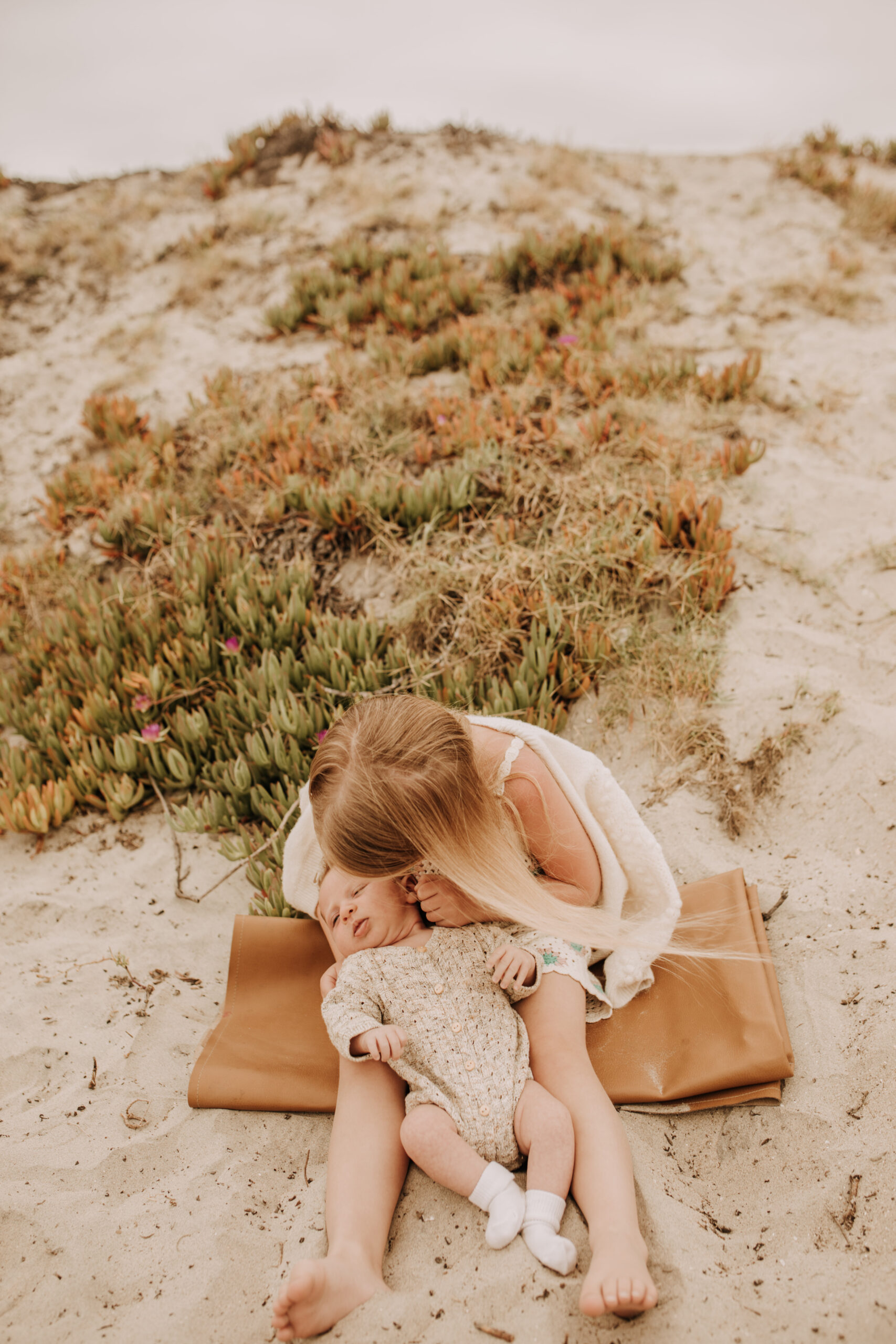 warm toned neutral color outdoor family photos beach day family photos newborn photos infant family cloudy day san digo family photographer Sabrina Kinsella