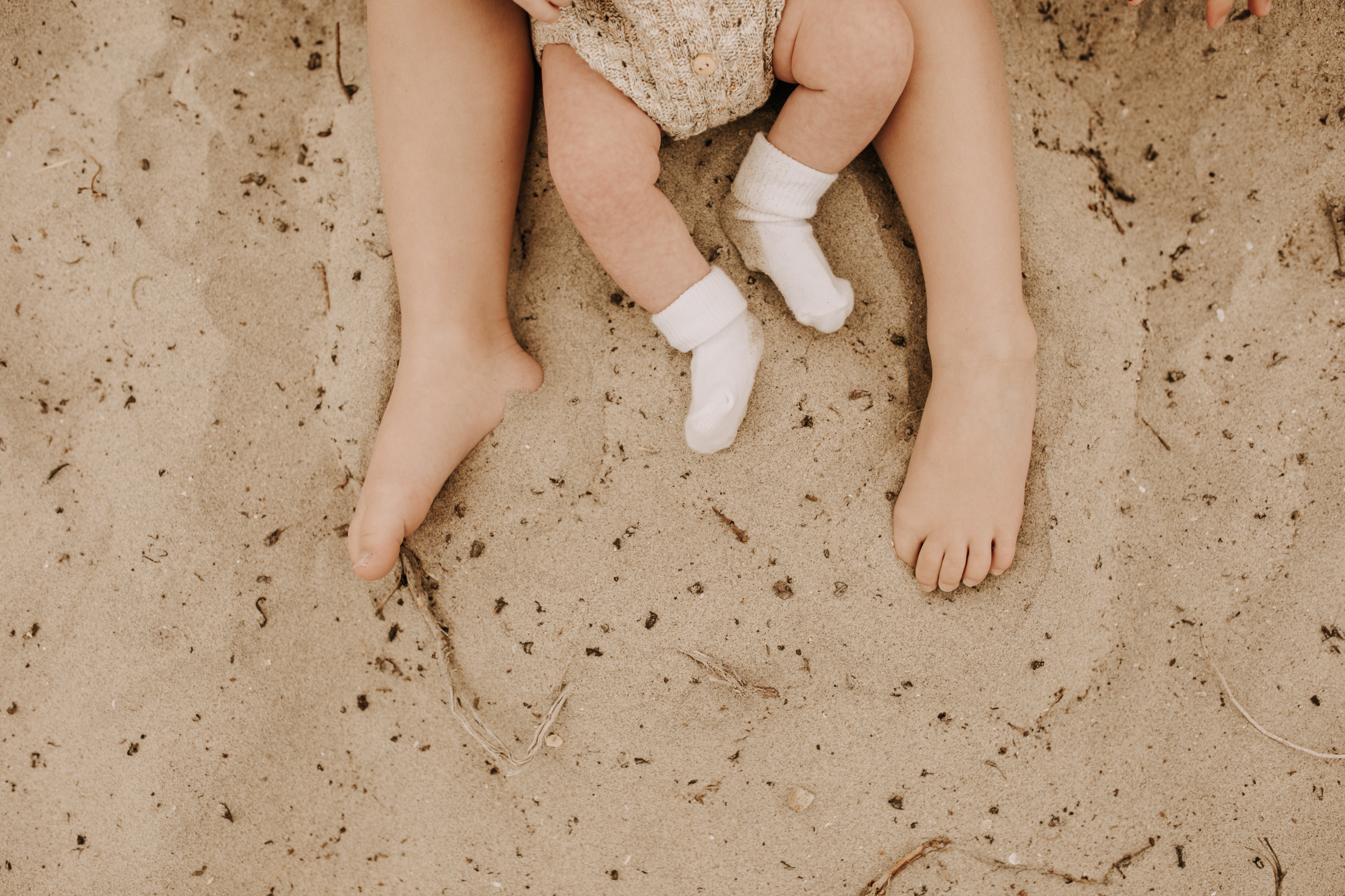 warm toned neutral color outdoor family photos beach day family photos newborn photos infant family cloudy day san digo family photographer Sabrina Kinsella 