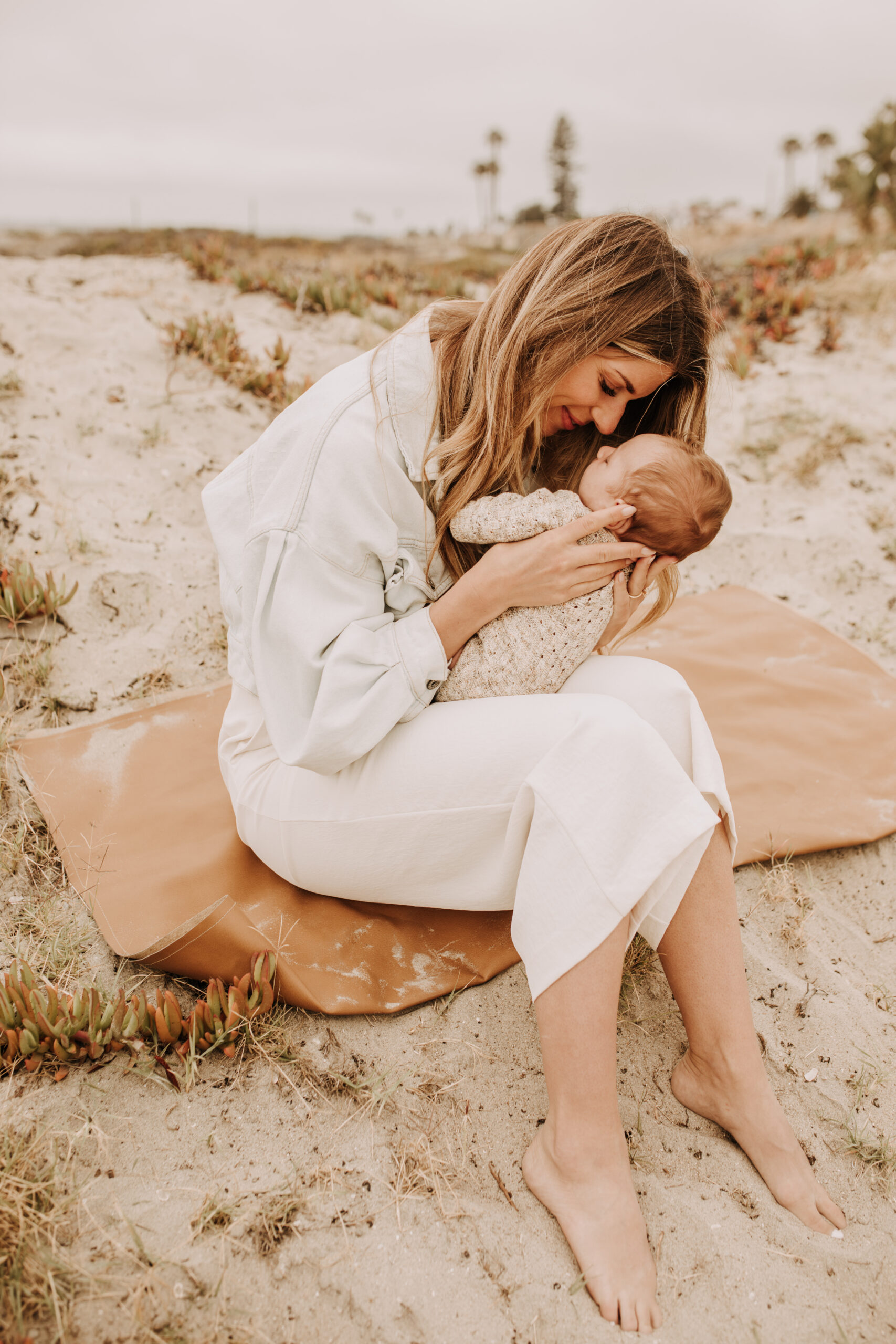 warm toned neutral color outdoor family photos beach day family photos newborn photos infant family cloudy day san digo family photographer Sabrina Kinsella