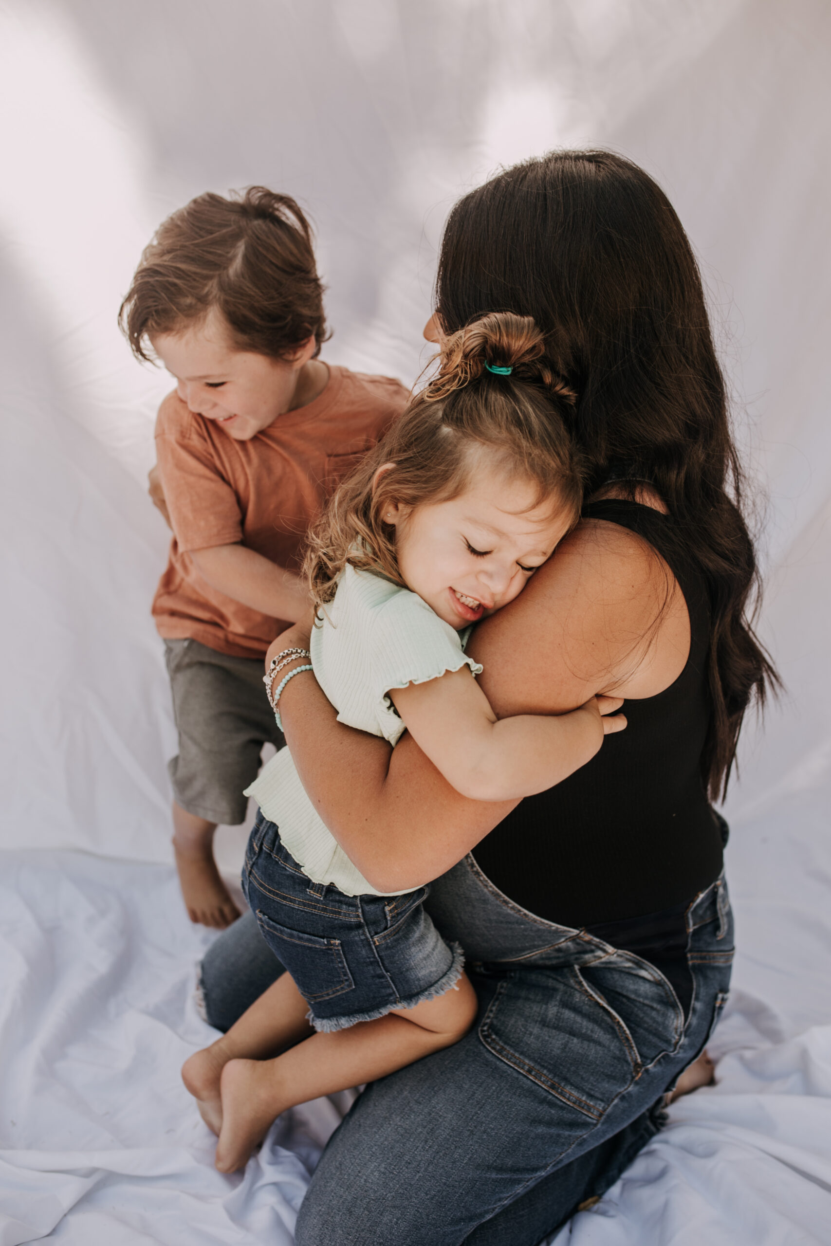 backyard mini session family photos white backdrop outdoor motherhood maternity san diego family photographer