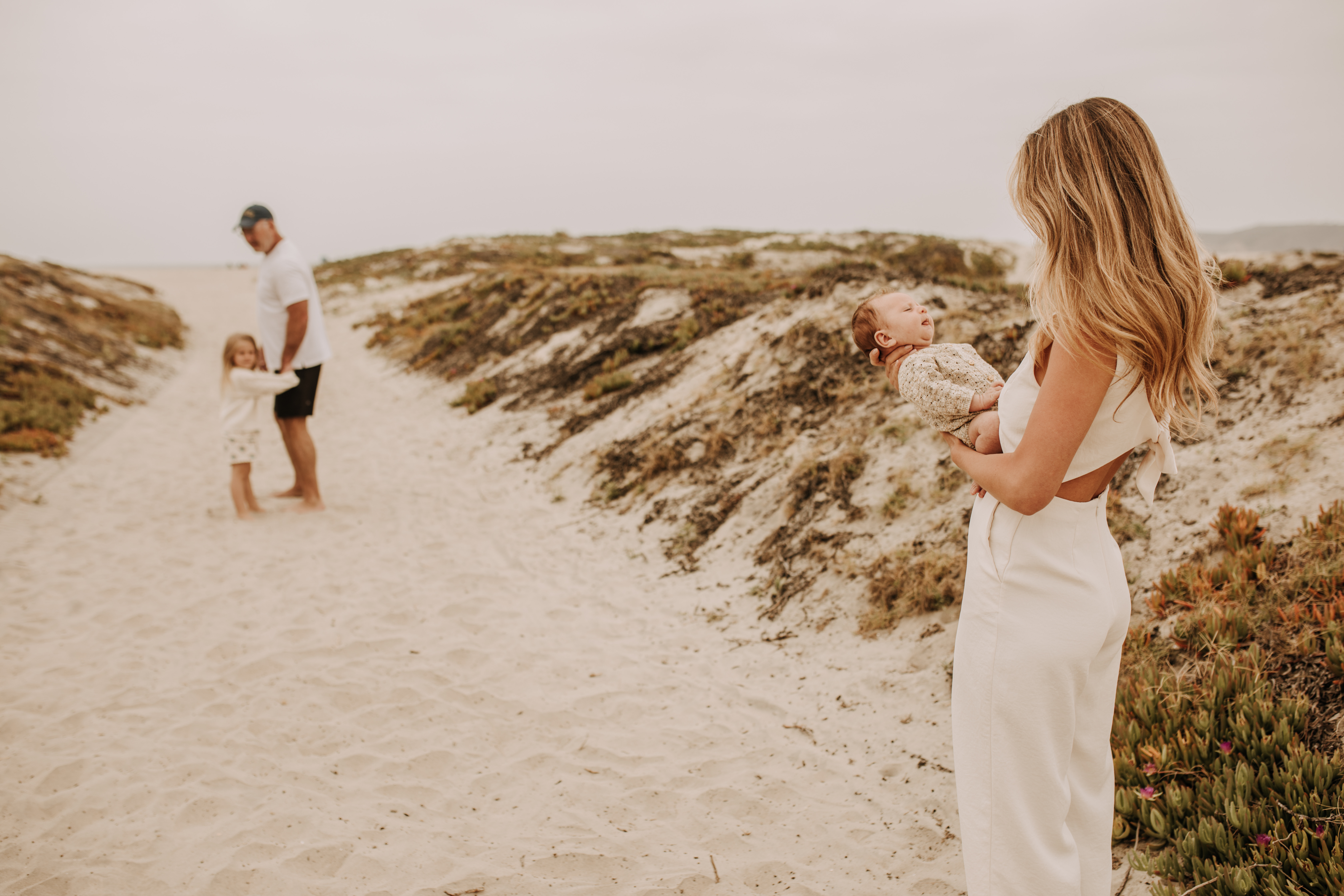 warm toned neutral color outdoor family photos beach day family photos newborn photos infant family cloudy day san digo family photographer Sabrina Kinsella 