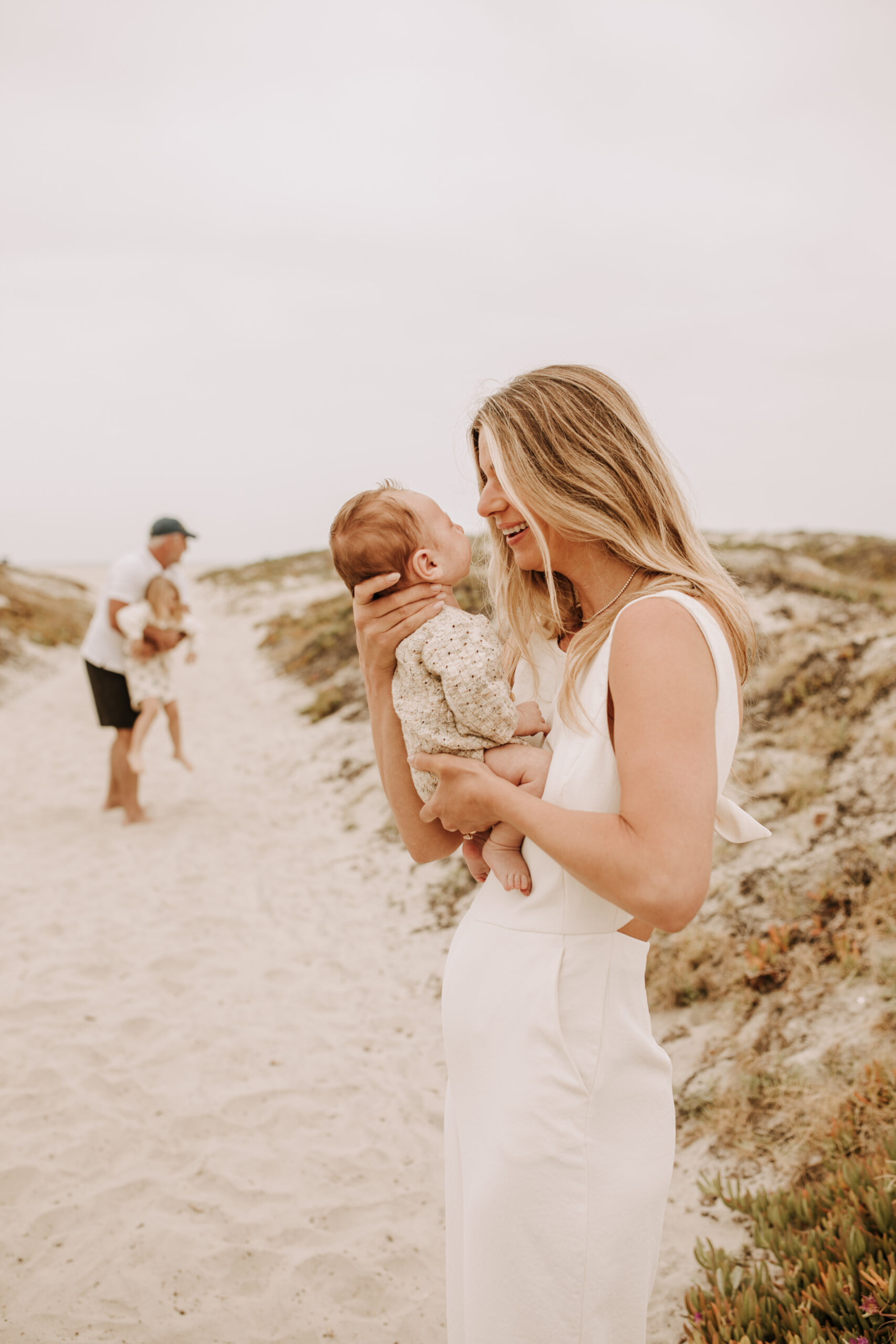 warm toned neutral color outdoor family photos beach day family photos newborn photos infant family cloudy day san digo family photographer Sabrina Kinsella