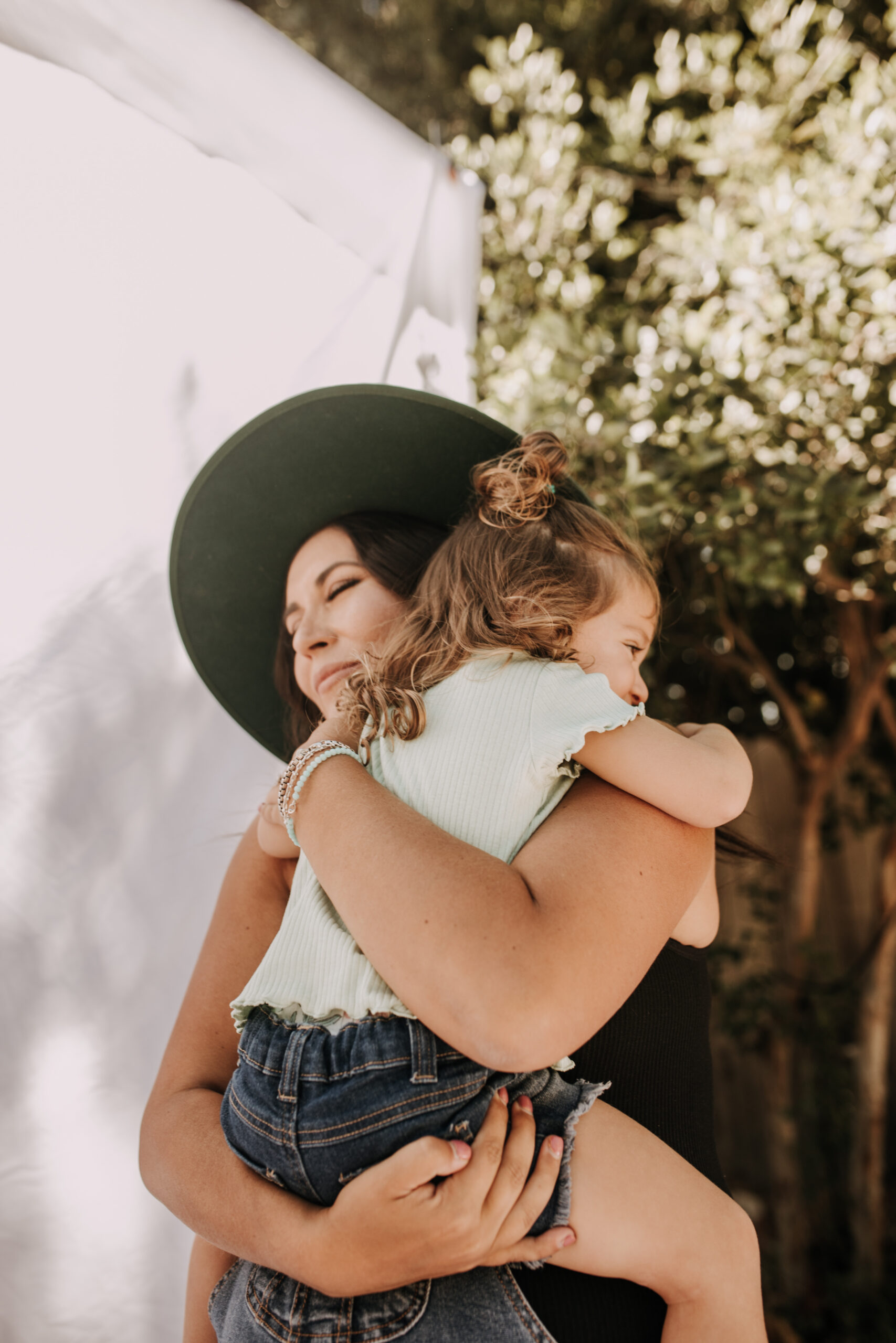 backyard mini session family photos white backdrop outdoor motherhood maternity san diego family photographer