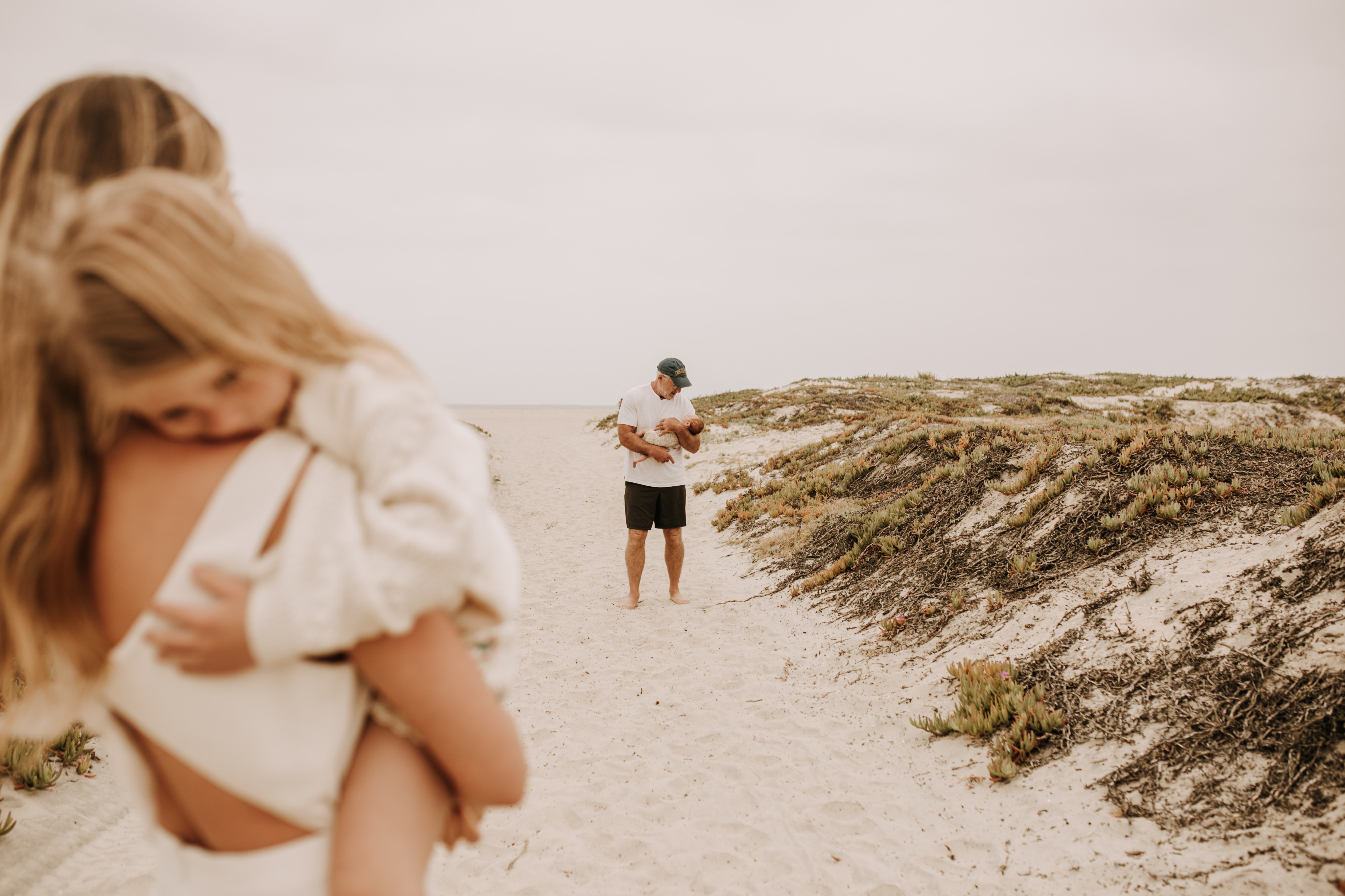 warm toned neutral color outdoor family photos beach day family photos newborn photos infant family cloudy day san digo family photographer Sabrina Kinsella 