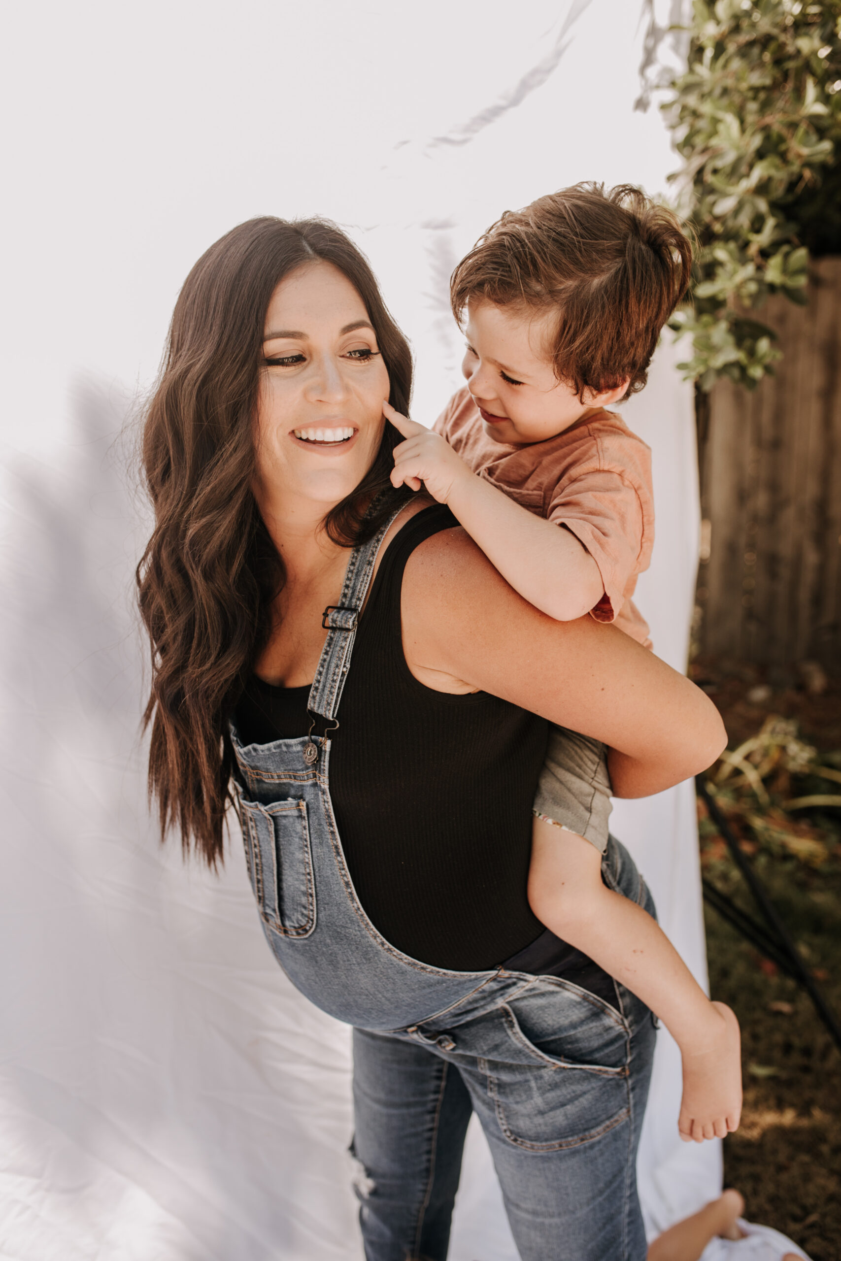 backyard mini session family photos white backdrop outdoor motherhood maternity san diego family photographer