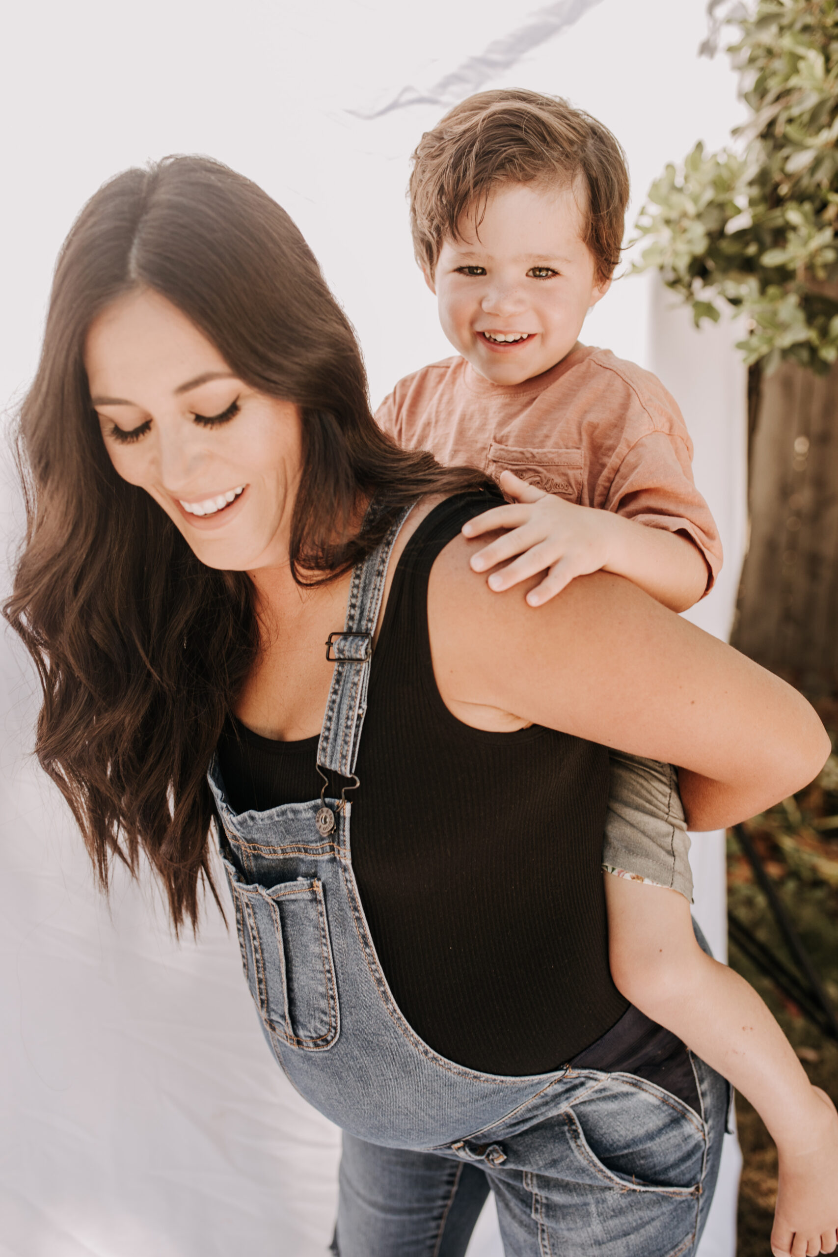 backyard mini session family photos white backdrop outdoor motherhood maternity san diego family photographer