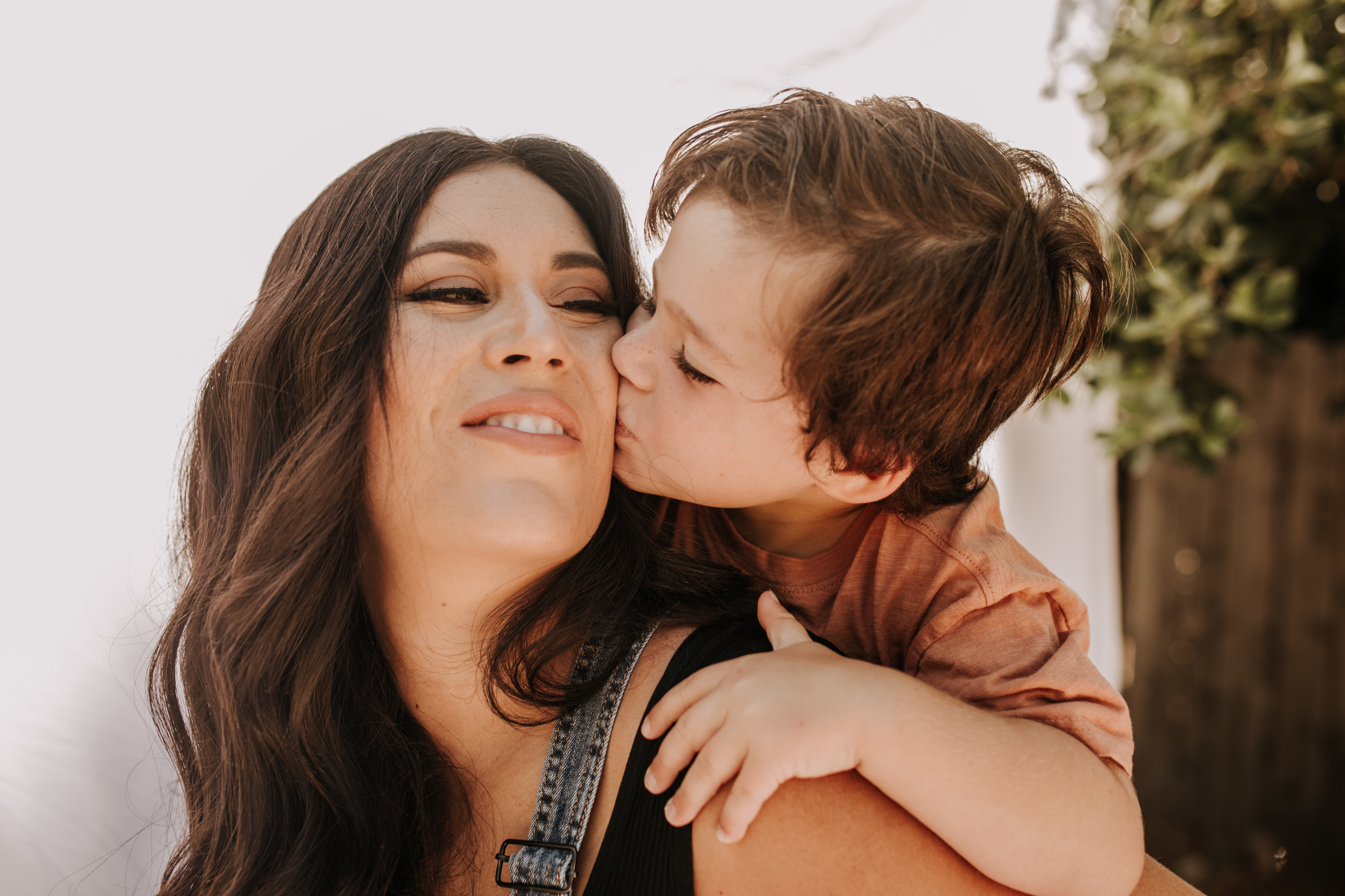 backyard mini session family photos white backdrop outdoor motherhood maternity san diego family photographer